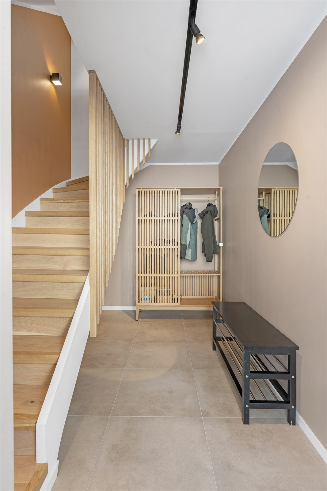 Velkommen inn til første etasje hvor man finner flislagt entre med varme i gulv og god plass til å henge i fra seg klær og sko Galleribilde