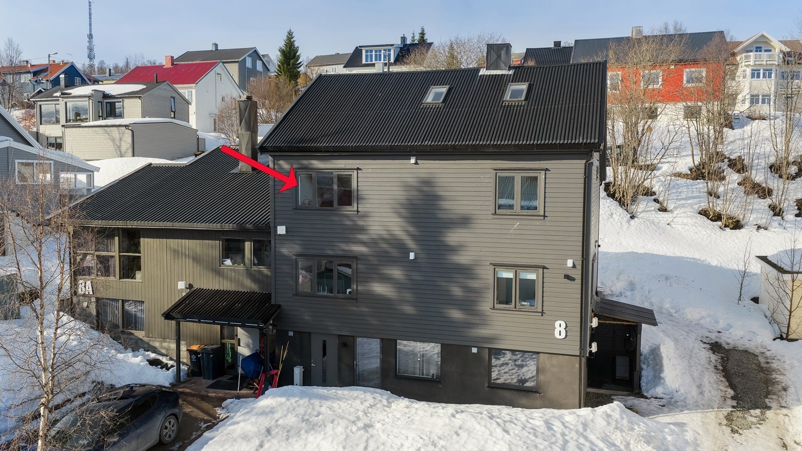 Boligen strekker seg over 3 etasjer og har parkering på tomten. Galleribilde