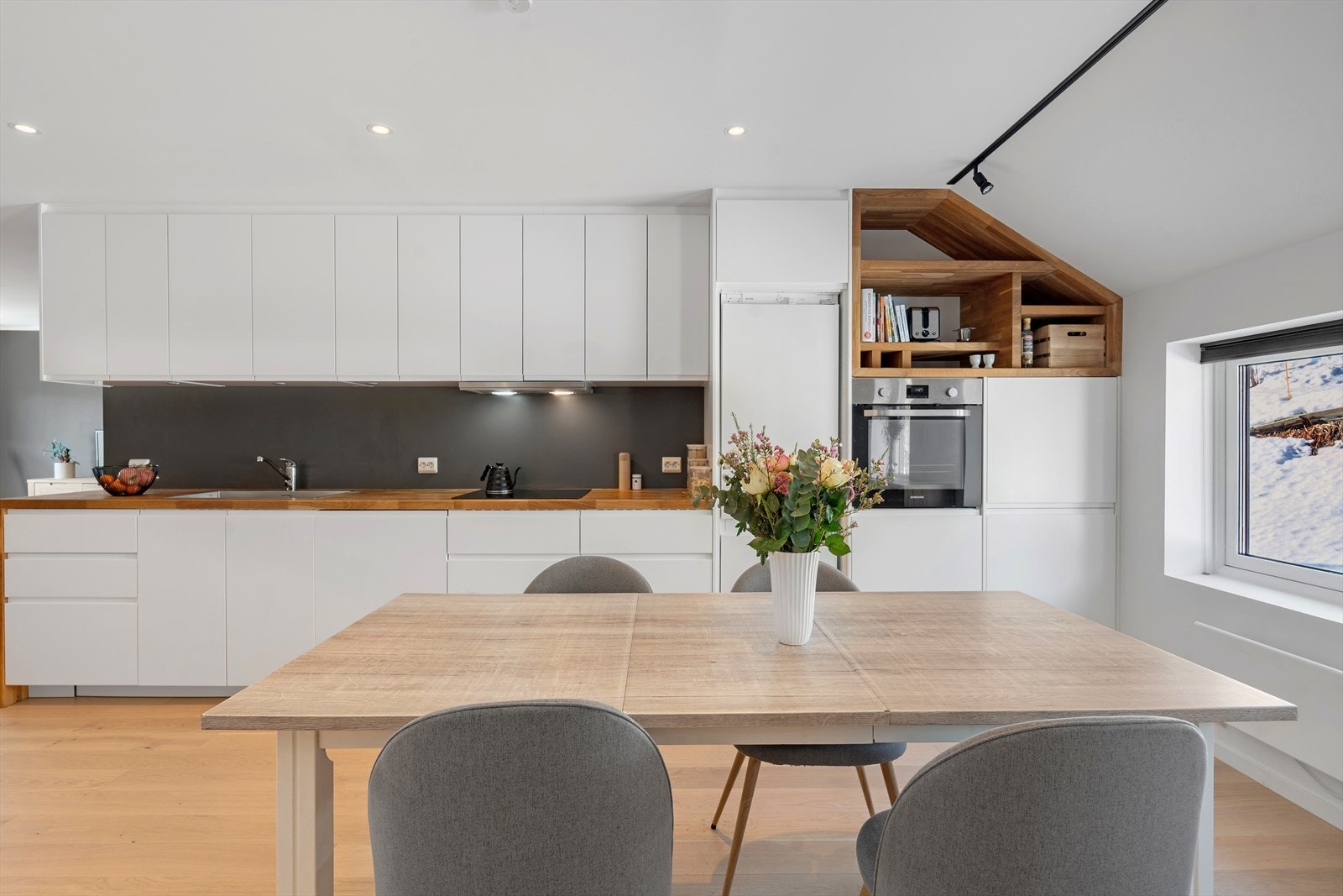 Opp i andre etasje kommer man til et lyst, flott og moderne kjøkken med integrerte hvitevarer Galleribilde