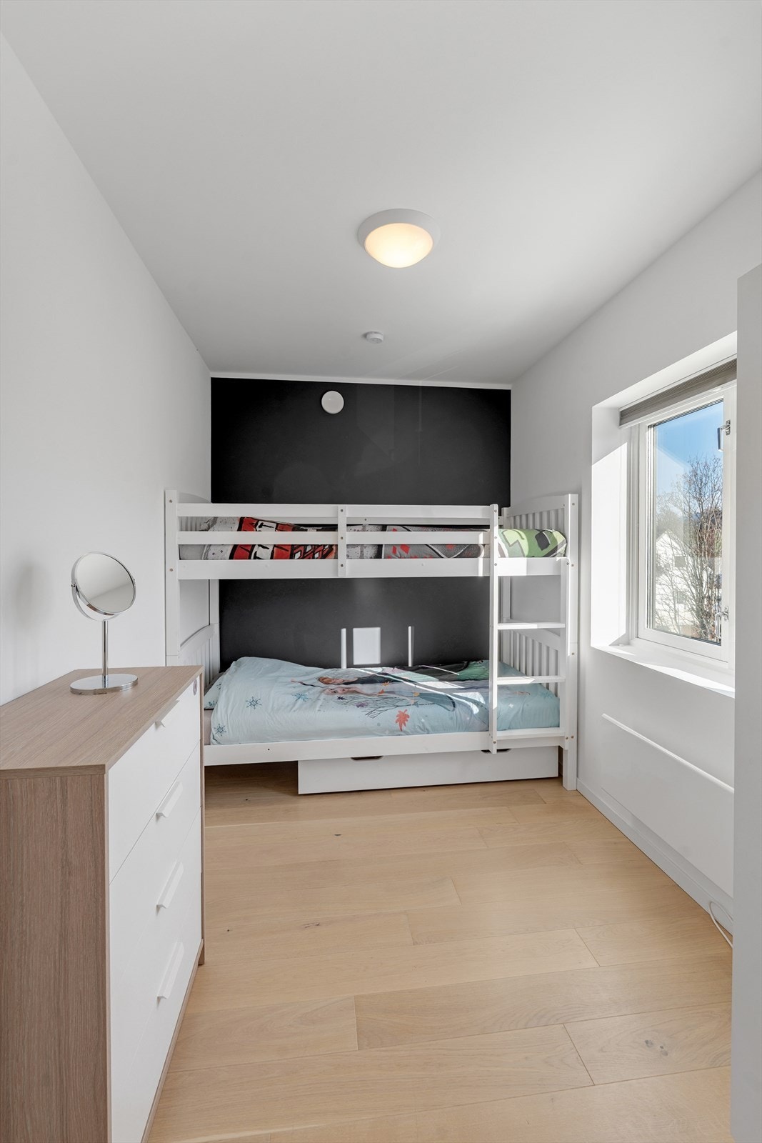 Soverom 2 av 3 som ligger i andre etasje Galleribilde