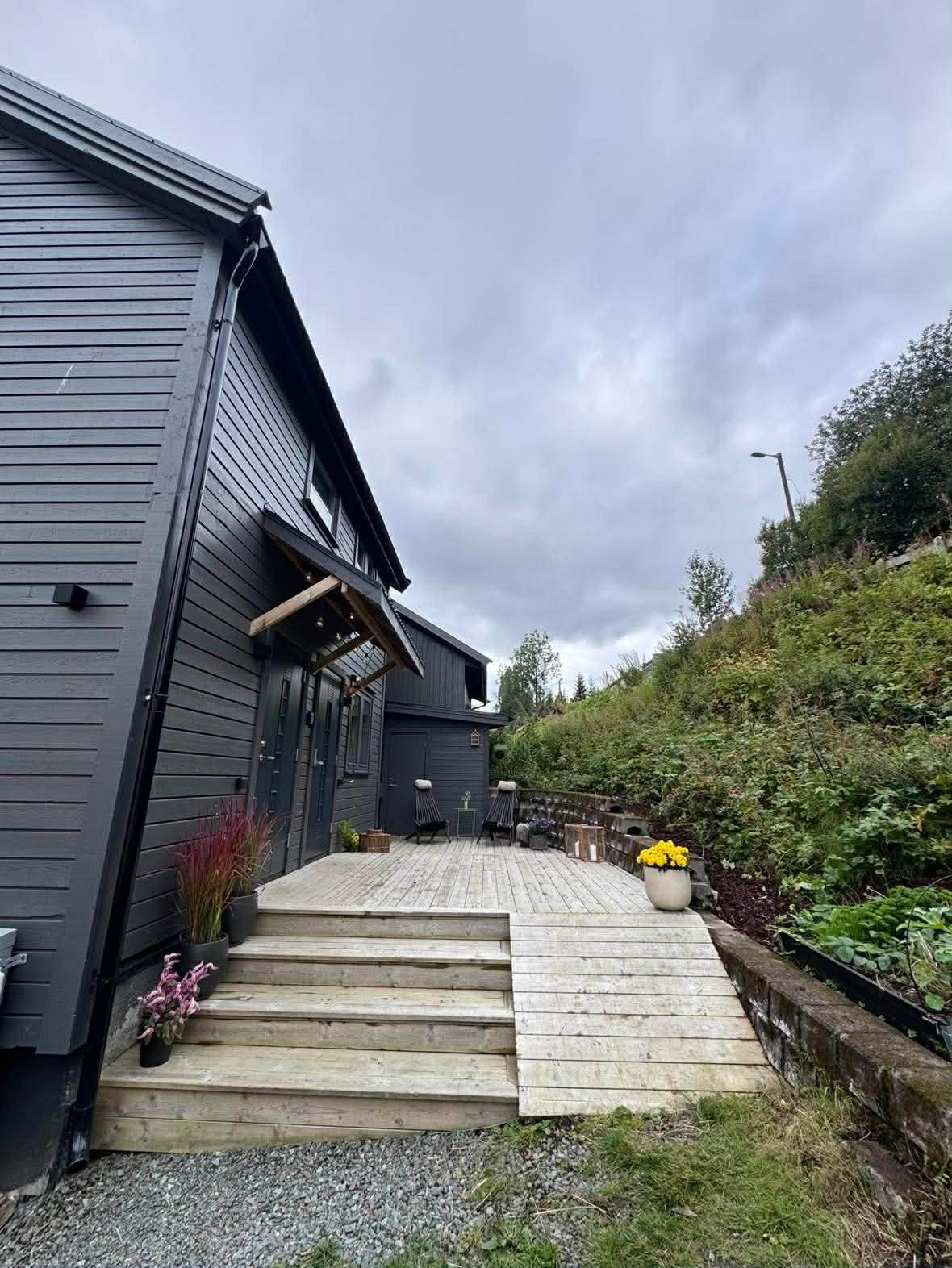 Vestvendt markterrasse som deler med nabo hvor fine dager kan nytes Galleribilde