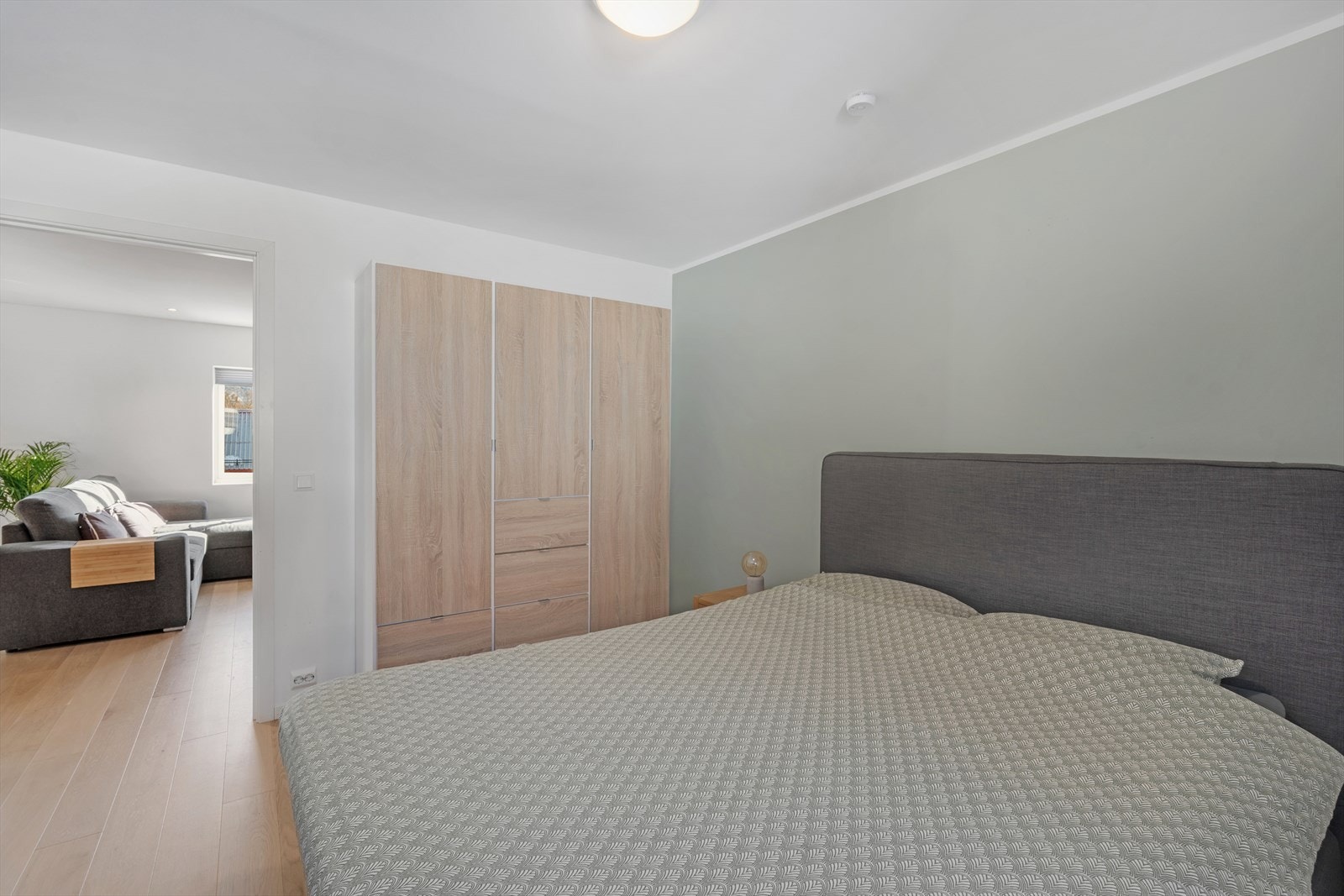 Romslig soverom med skapplass i andre etasje Galleribilde