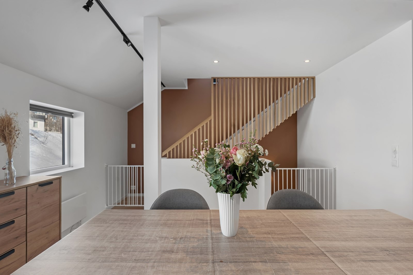 Lysskinner og downlights i himling. Trapp tar deg for øvrig opp til stue og soverom i øverste etasje Galleribilde