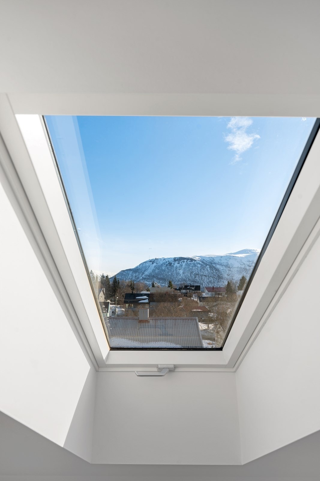 Takvindu med fin utsikt mot Fløya og Fjellheisen Galleribilde