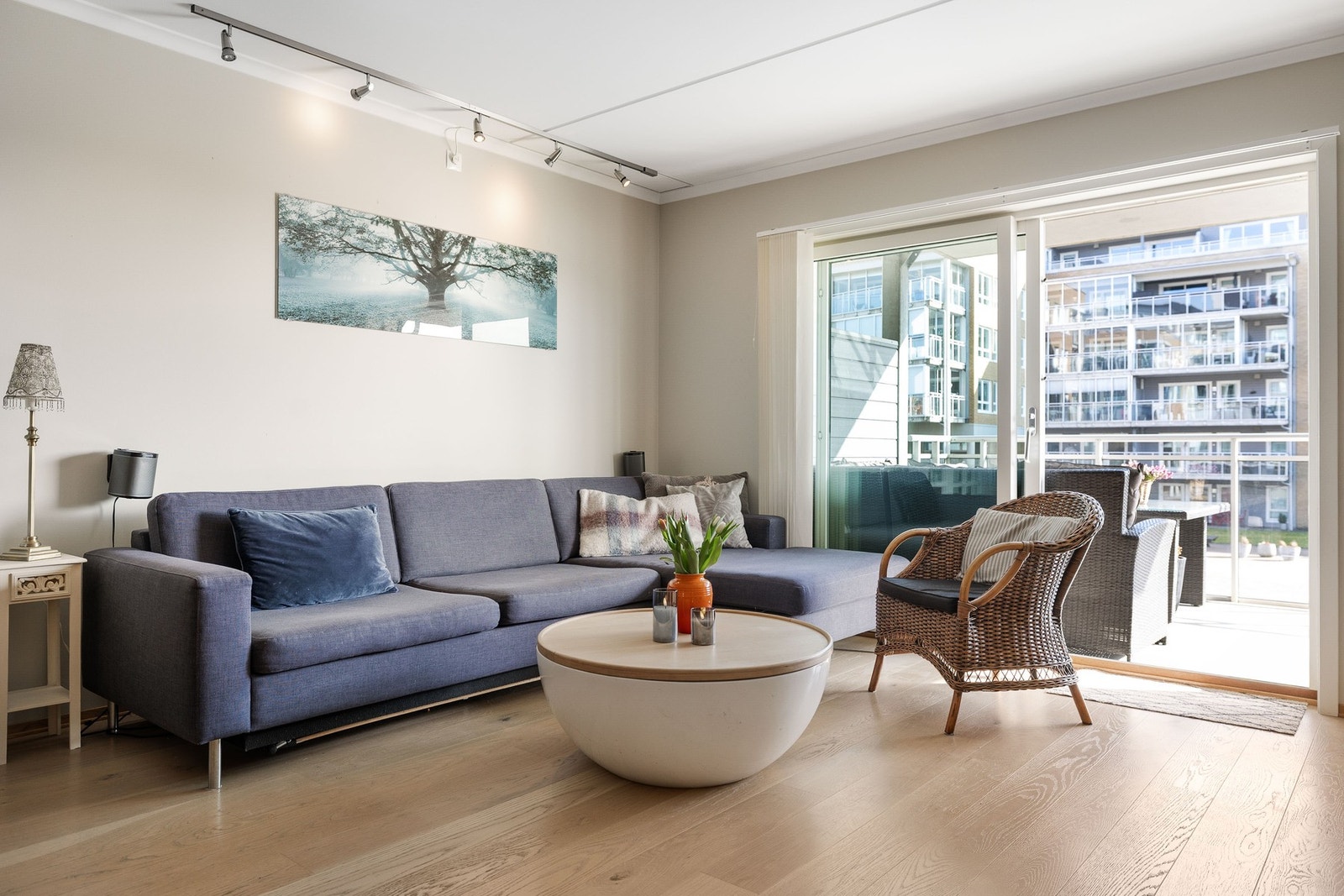 Stuen byr på rikelig med dagslys fra store vindusflater og skyvedør. Galleribilde