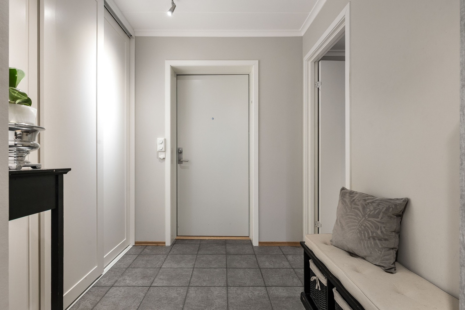 Velkommen inn! Gangen byr på rikelig med lagringsplass i skyvedørsgarderobe. Galleribilde