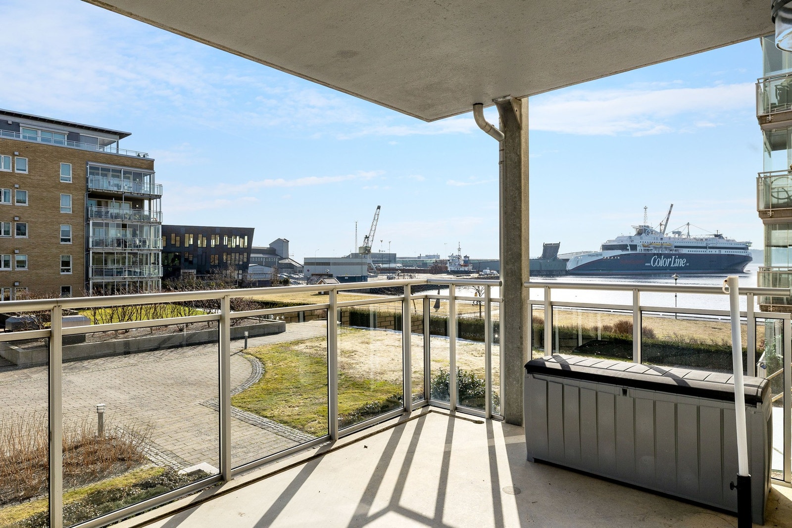 Uteplassen byr på nydelig sjøutsikt. Galleribilde