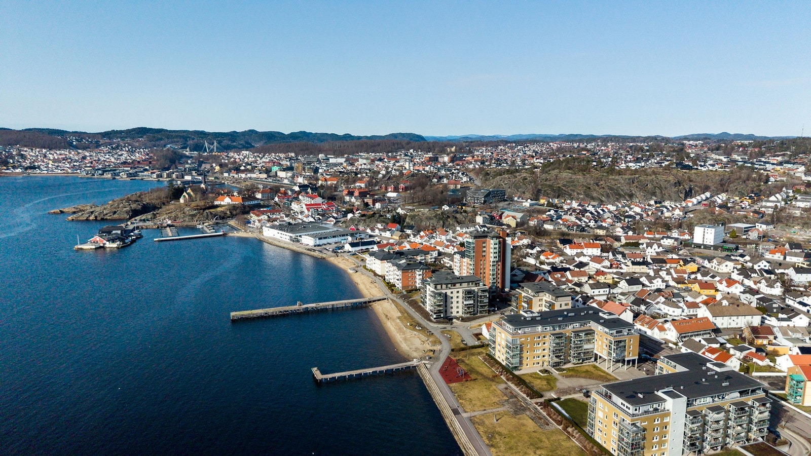 Innen gangavstand finner du barnehage, storskolen, flere matbutikker, frisør, blomsterbutikk, bakeriutsalg, byggevarer, sportsbutikk, bensinstasjon, idrettsanlegg og svømmehall m.m. Galleribilde