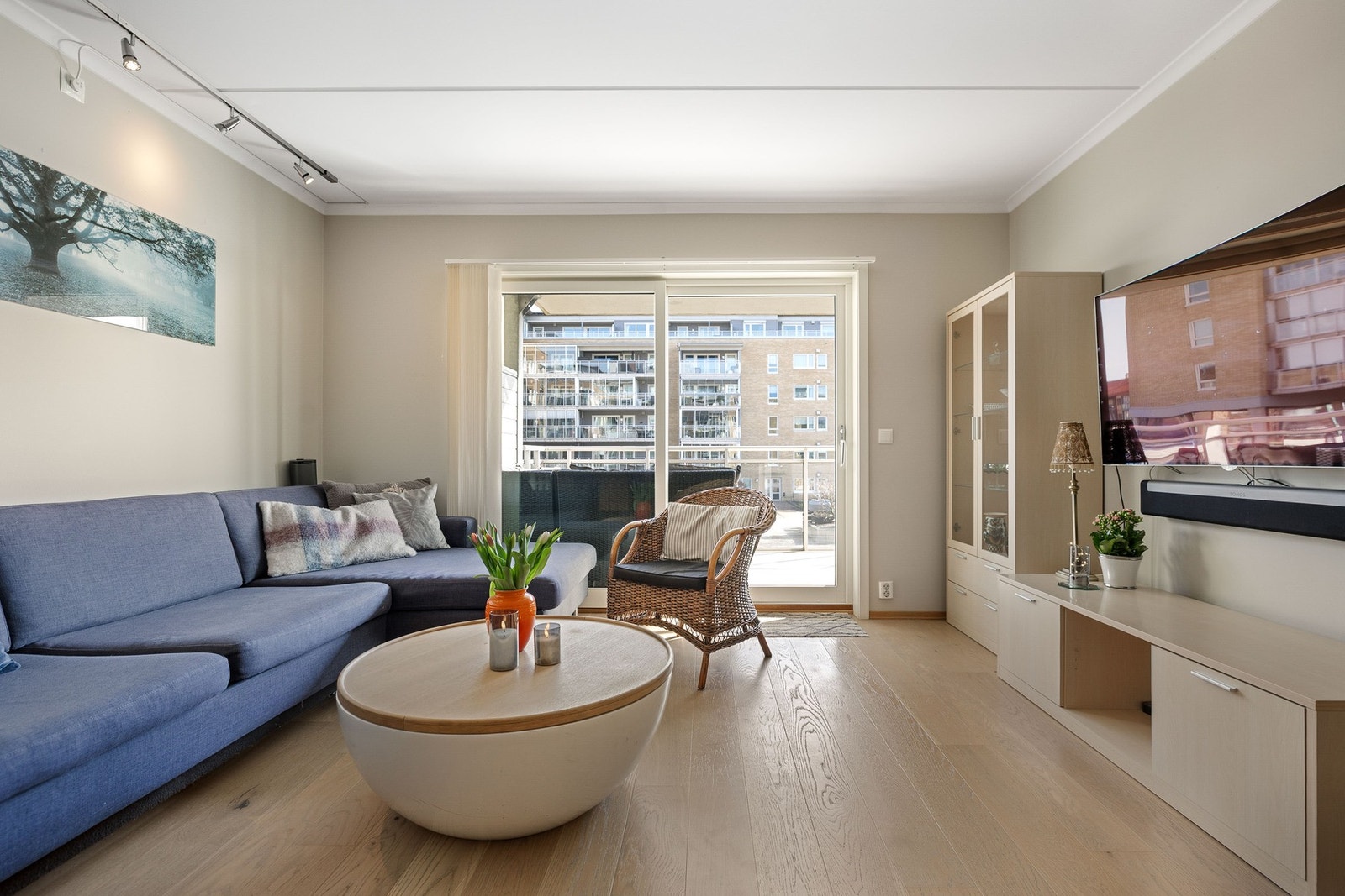 I stuen er det god plass til sofagruppe og tv. Galleribilde