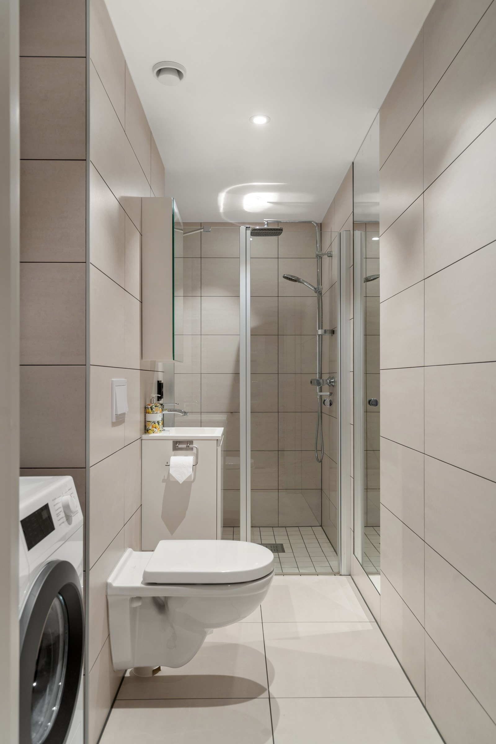 Flisagt med delikate føliser på gulv og vegger - i stil og i tråd med master badet. Galleribilde