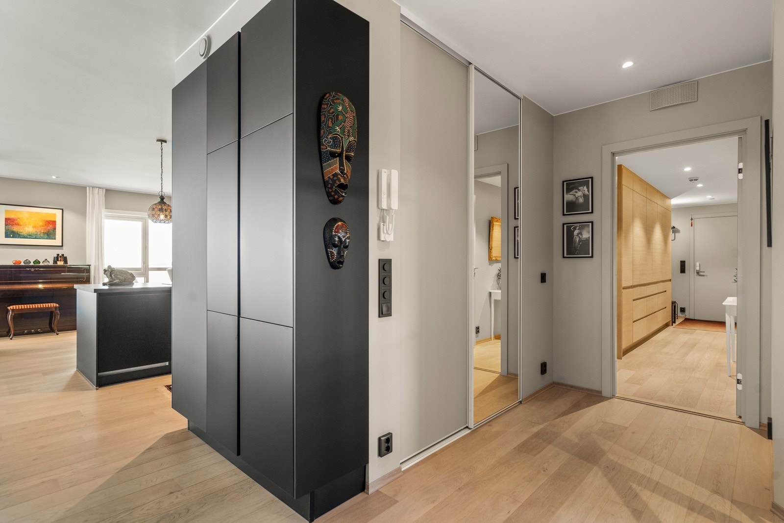 Stor skyvedørsgarderobe i forbindelse med entrèen ( denne er i tillegg til den plassbygde garderoben) Galleribilde