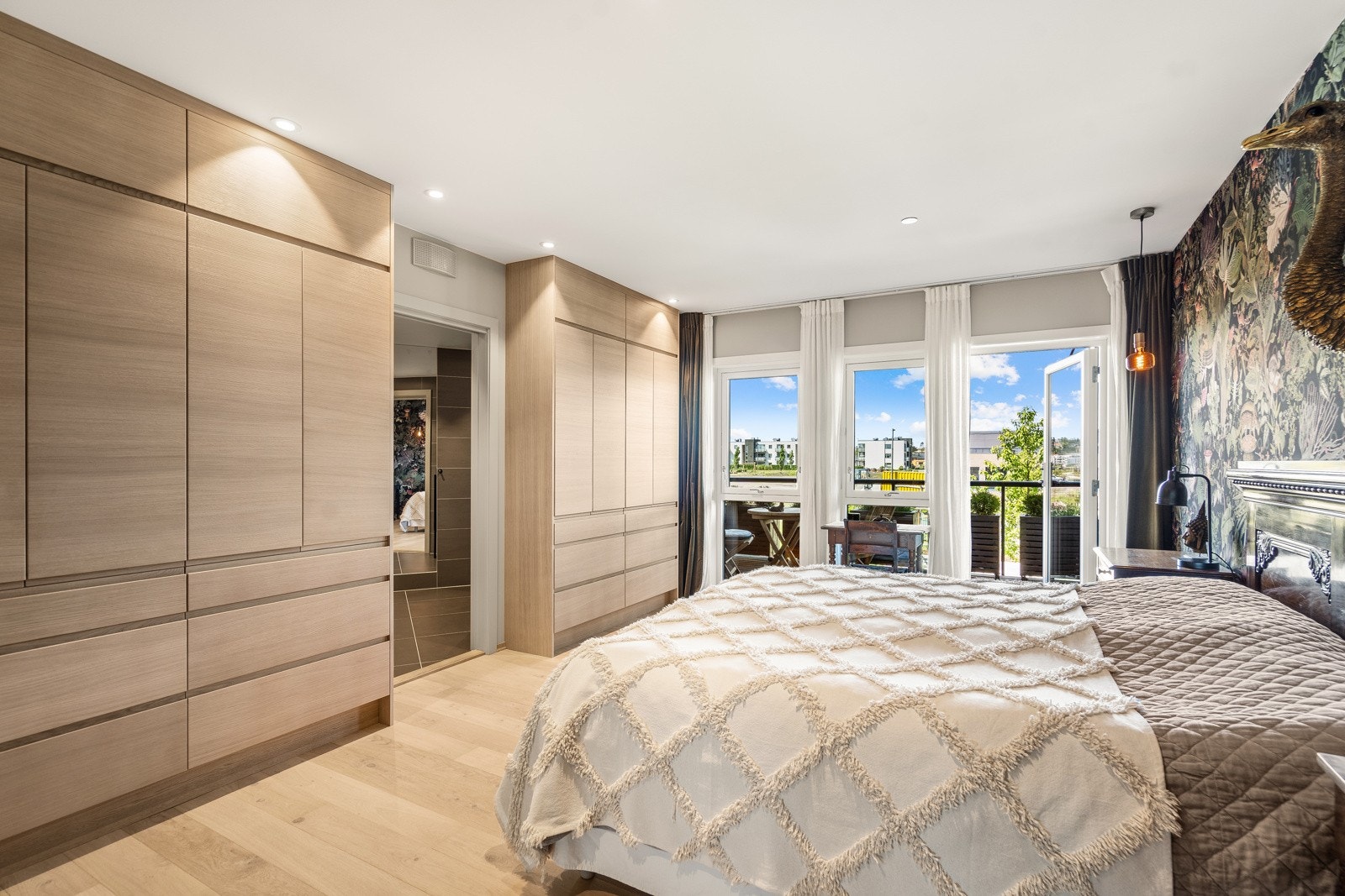 Stort, helt nydelig master bed-room med utgang til balkong og med plassbygget garderobe Galleribilde