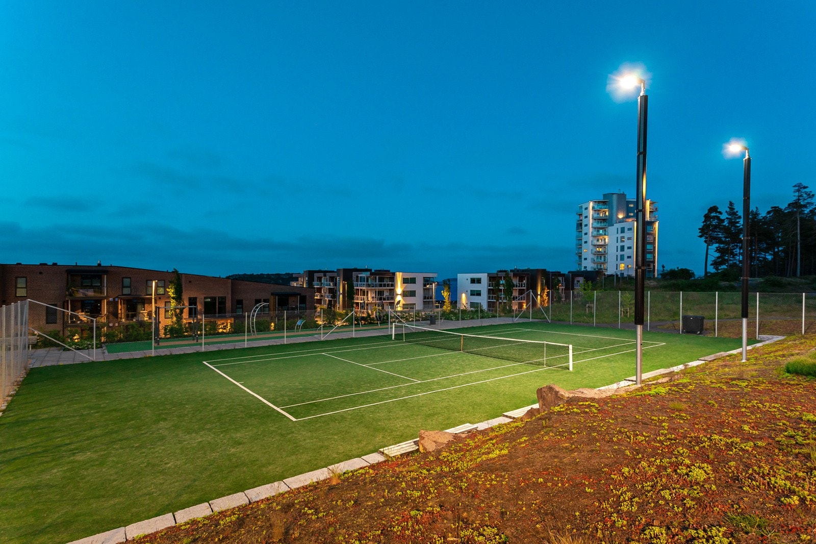 Tennisbanen er opplyst Galleribilde