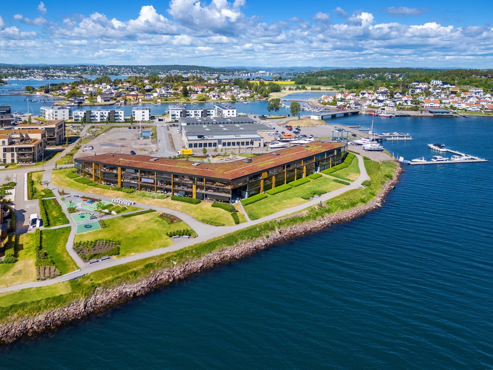 Innseilingen 2 ligger i sjøkanten - enkelt å starte eller avslutte dagen med et bad Galleribilde