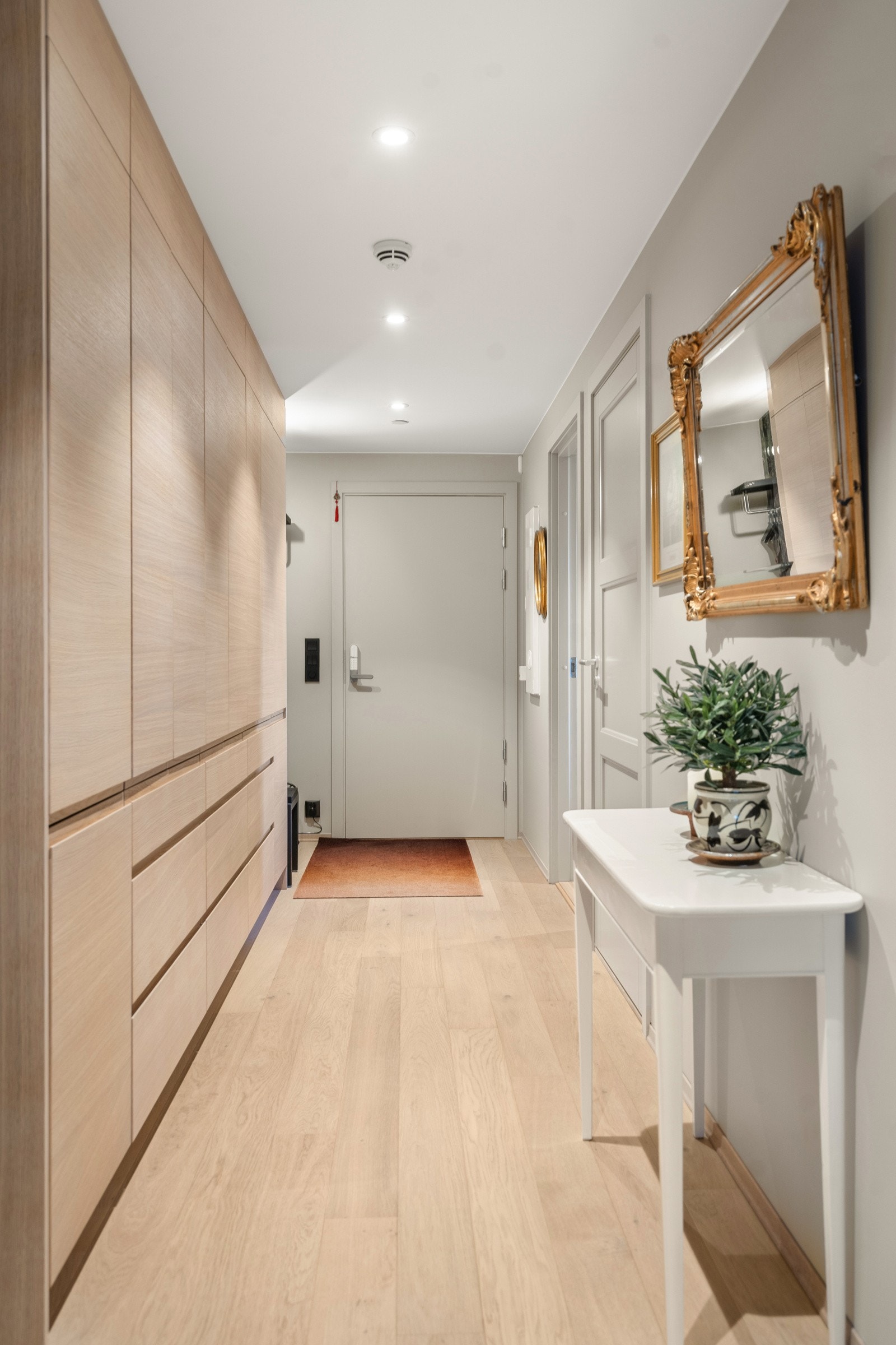 Innbydende, romslig og fin entrè - stor, plassbygget garderobe Galleribilde