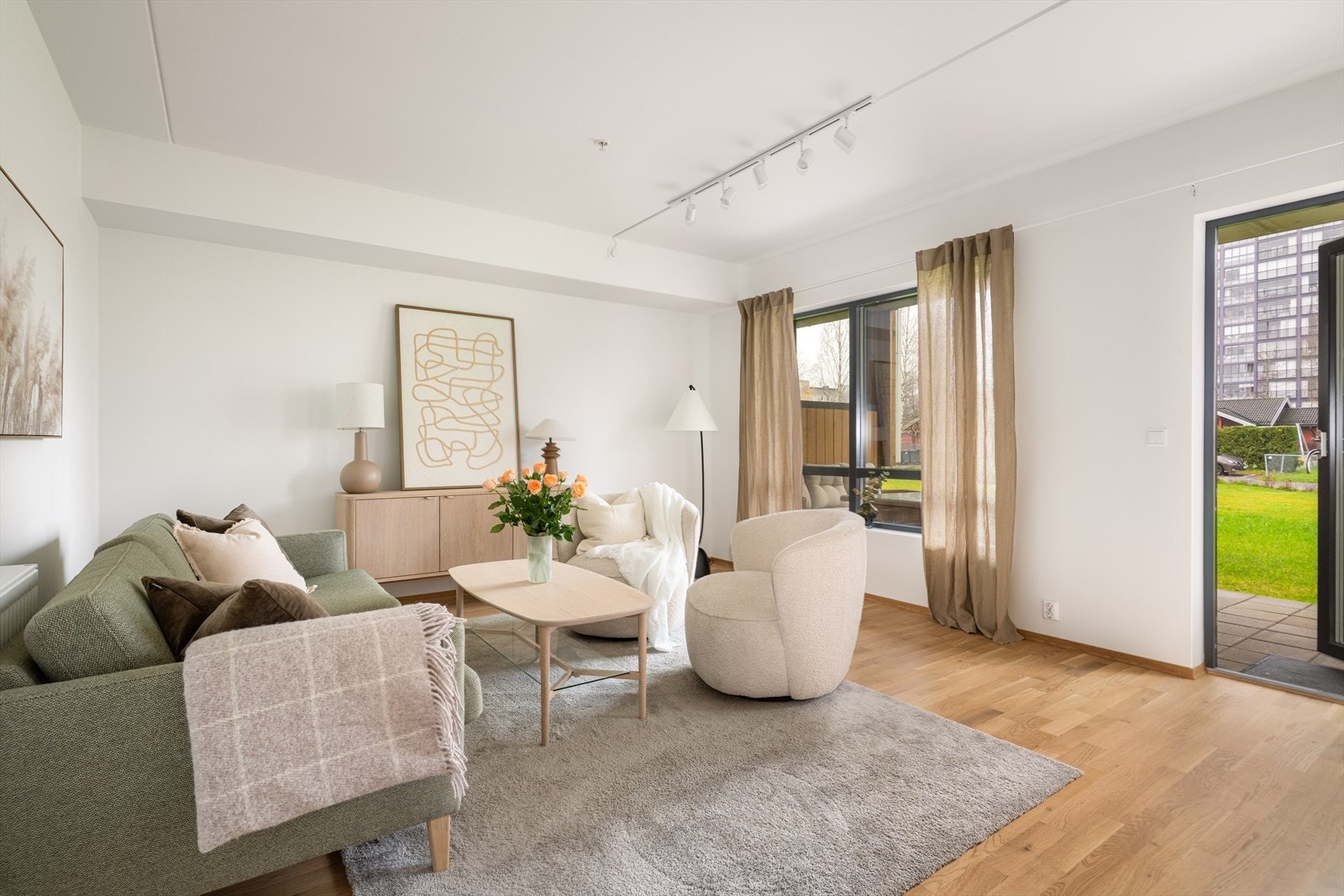 Her er det store vindusflater som sikrer godt dagslys. Galleribilde