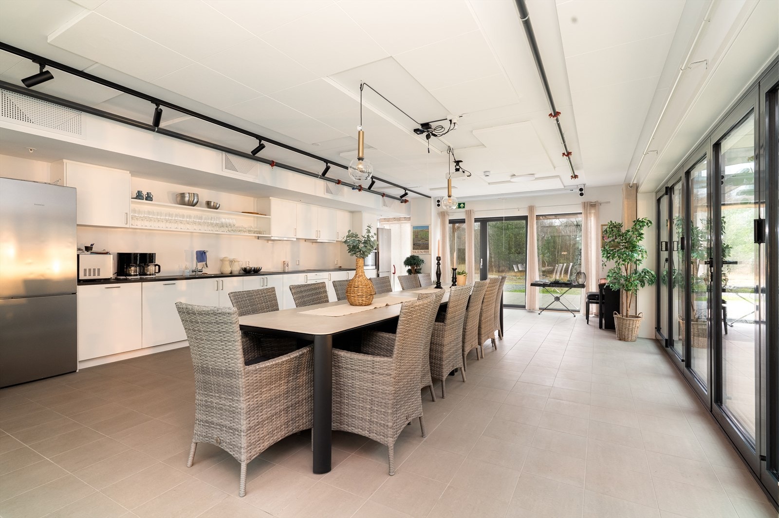 Det er snekkerverksted i felleshuset som kan benyttes av beboerne. Her er det også fullt utstyrt felleskjøkken og lokale som kan brukes til hyggelige samvær/kurs eller andre arrangement. Galleribilde