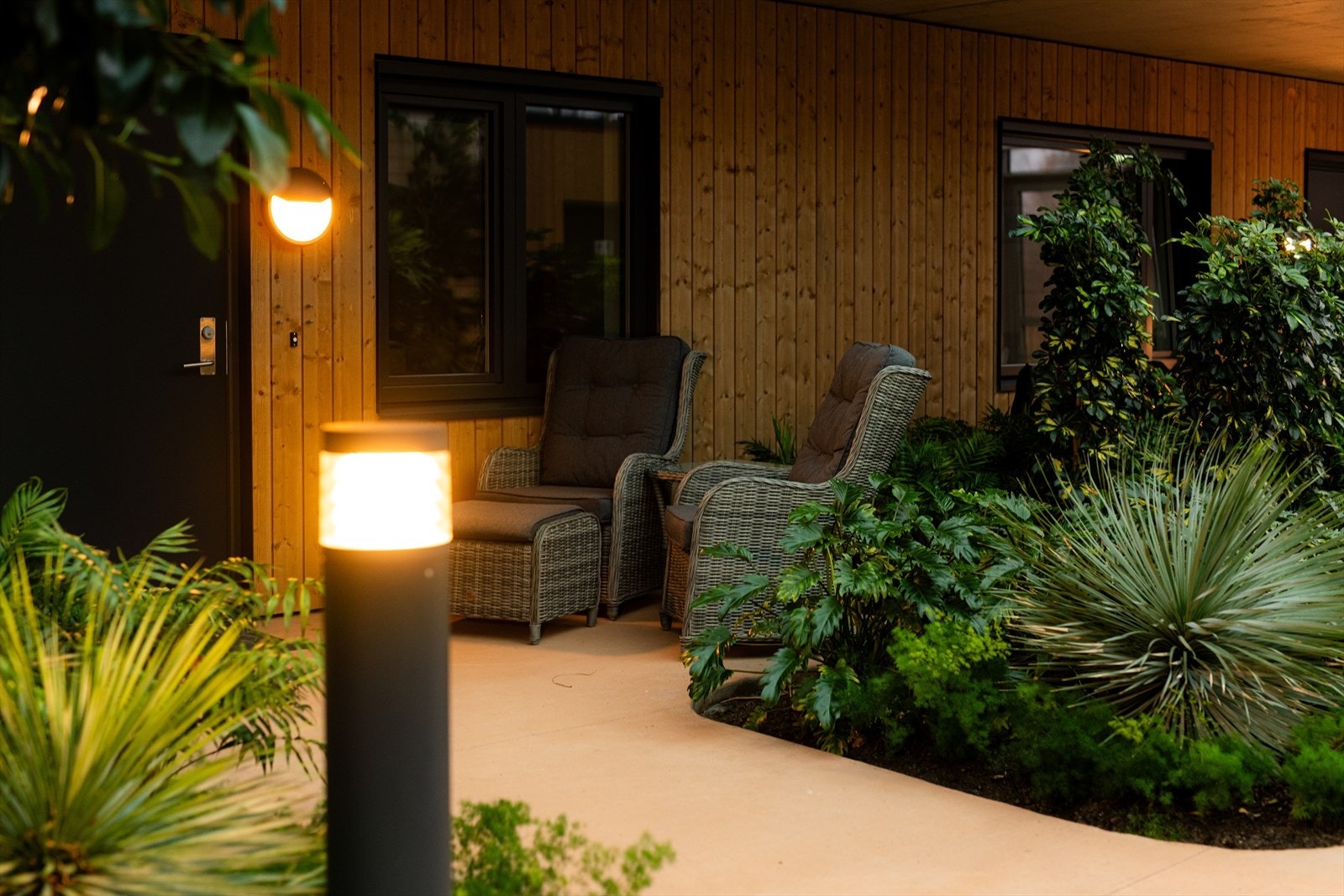 Egen uteplass ved inngangsdøra som ligger ut mot den fantastiske vinterhagen. Galleribilde