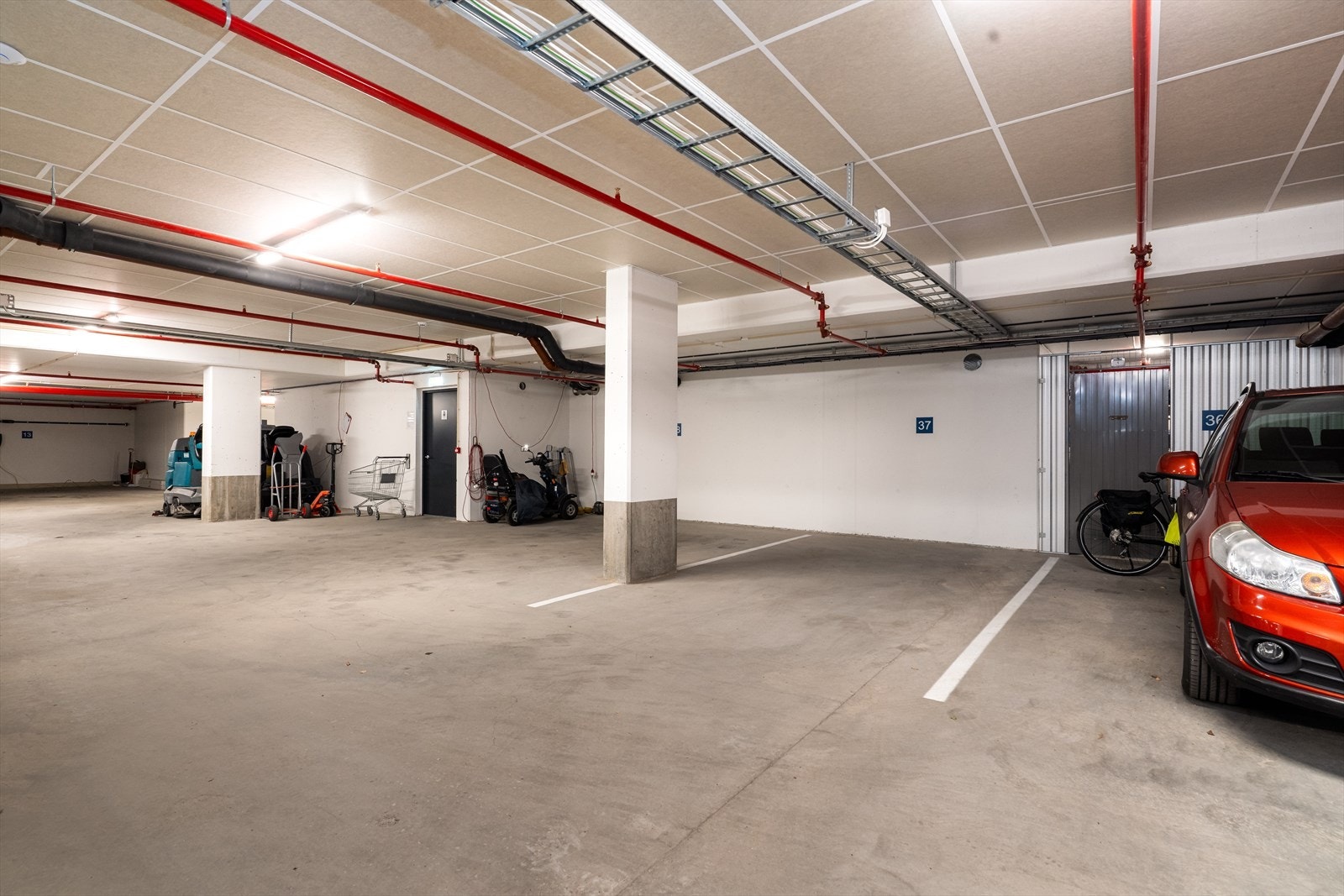 Parkeringsplass og bod i felles garasjekjeller medfølger. P. plass nr. 37/Bod nr. 14. Enkel adkomst til leiligheten via heis. Galleribilde