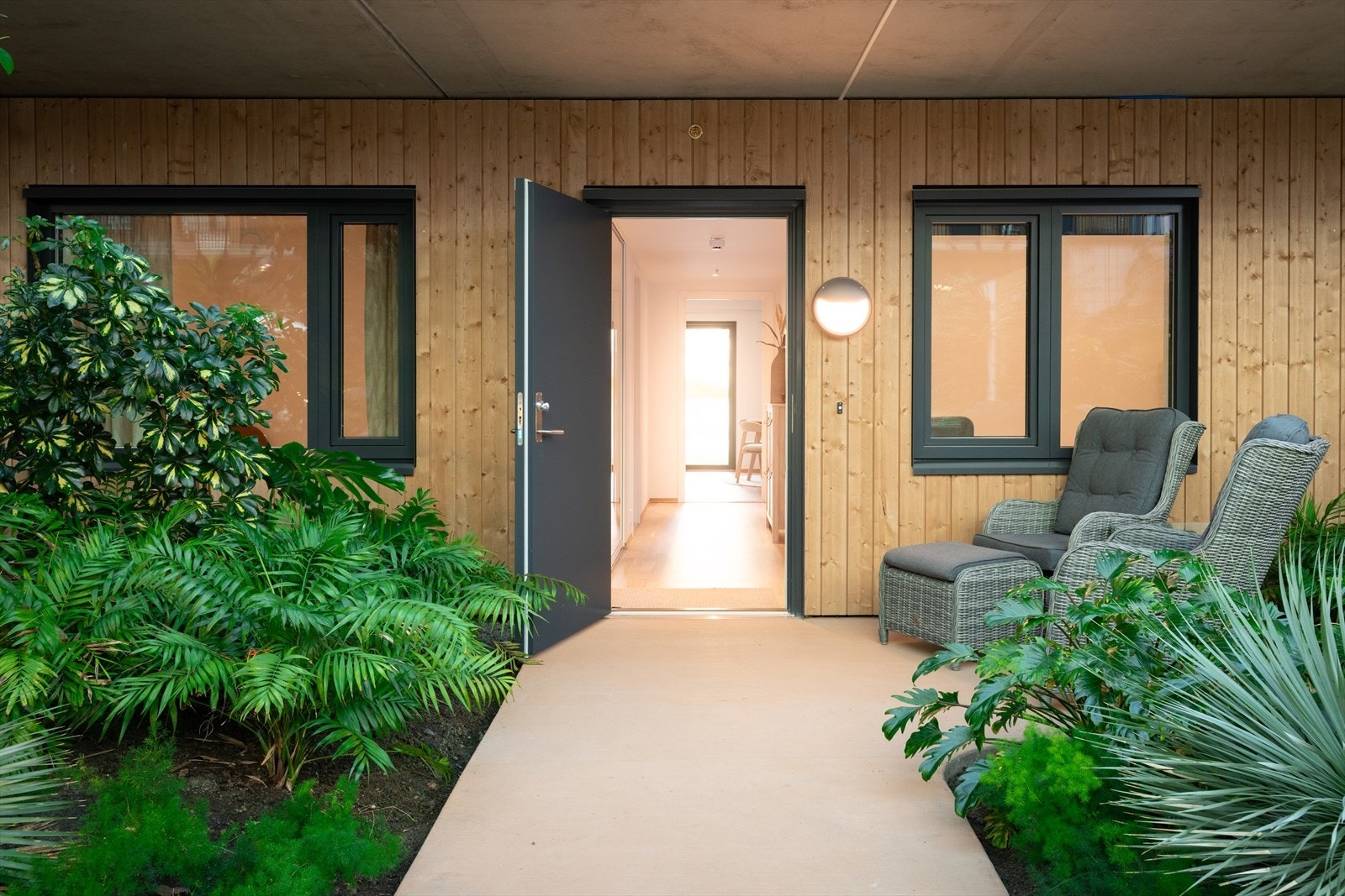 Leiligheten ligger i 1. etasje, med direkte adkomst ut i den flotte vinterhagen. Det er egen uteplass ved inngangsdøra i tillegg til egen terrasse på utsiden. Galleribilde