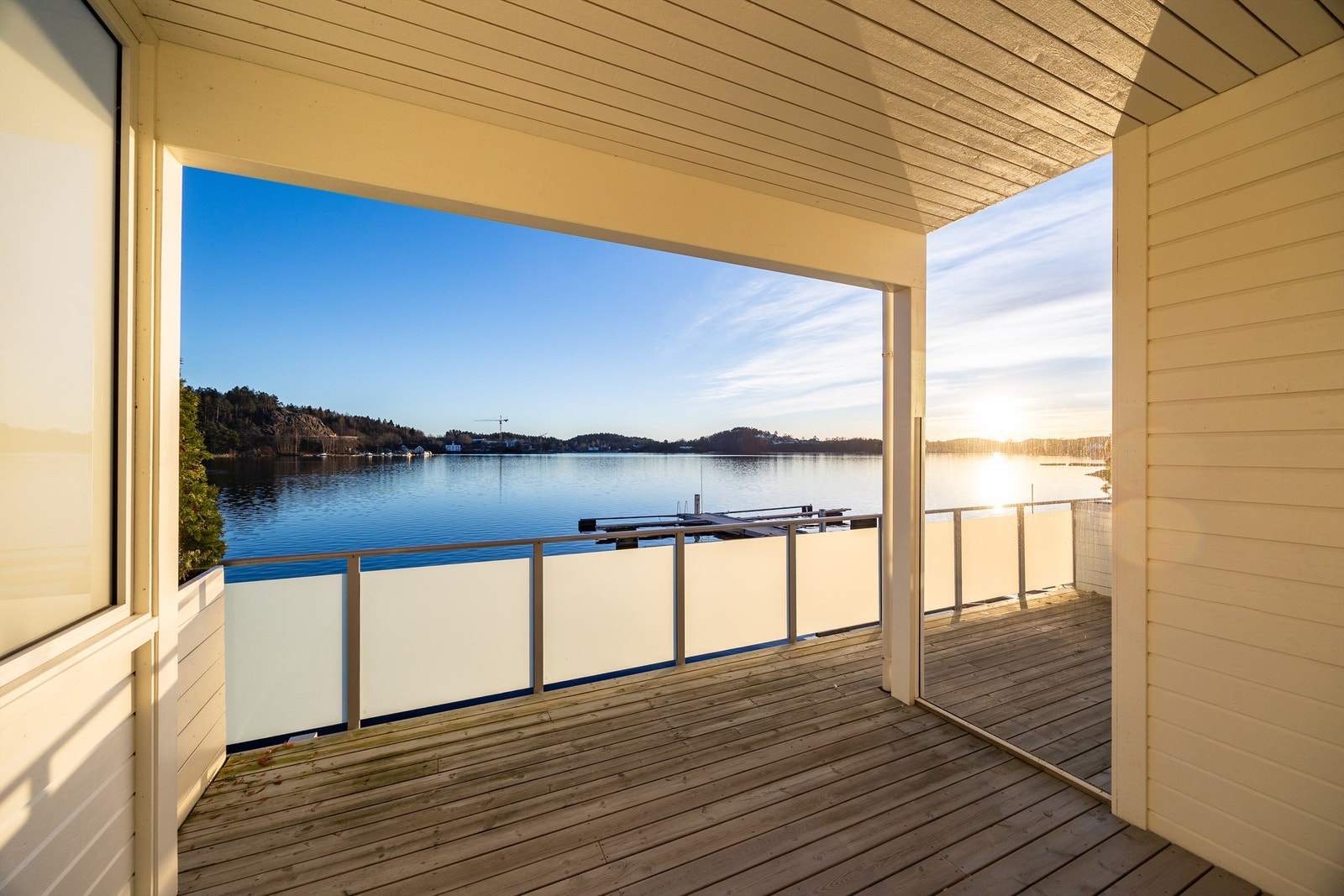 Leiligheten har en romslig terrasse, ca. 22m² med nydelig utsikt! Galleribilde