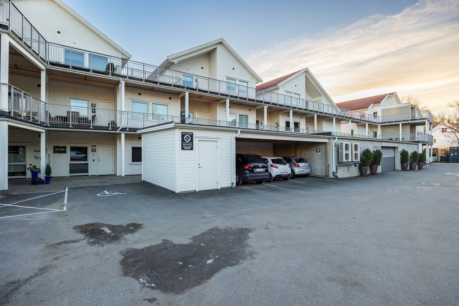 Tilhørende parkeringsplass er i midten av carporten. Galleribilde