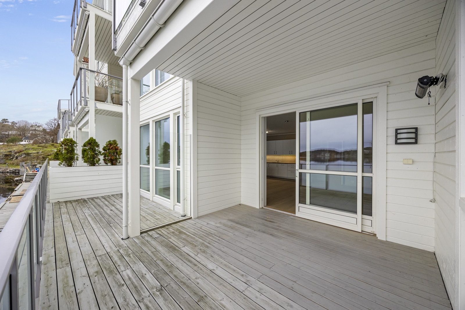 Terrasse - Her skinner sola fra tidlig morgen til ca. kl. 18 (midtsommers). Ønsker man mer sol utover kvelden kan man enten benytte fellesarealer eller ta båten ut i solfylte Hølen. Galleribilde