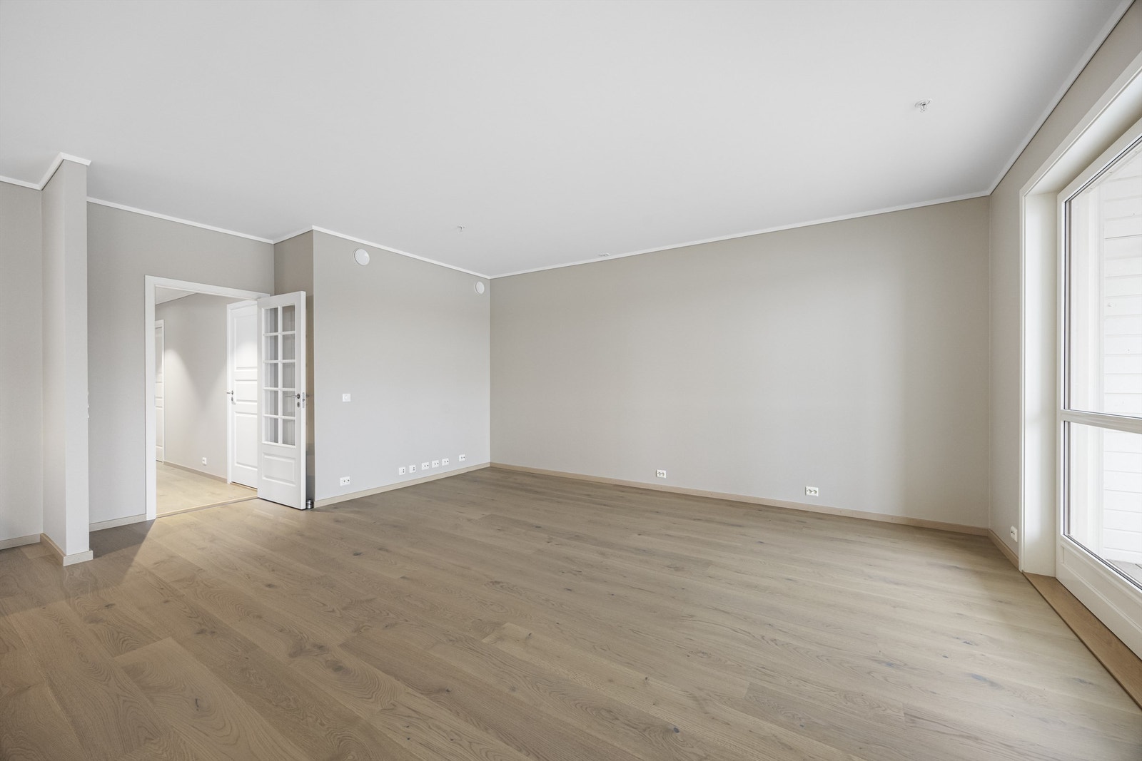 Det er sprinkelanlegg, balansert ventilasjon, vannbåren varme i gulv og for tappevann bl.a. Galleribilde