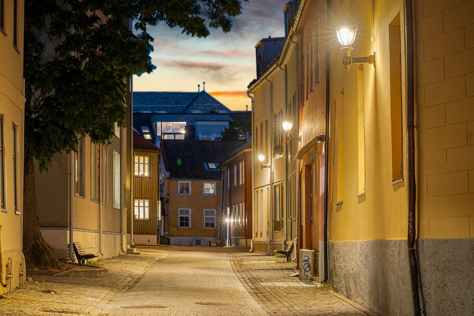 Koselig felles bakgård som er pent opparbeidet. Her har man god plass til sykkelparkering. Galleribilde