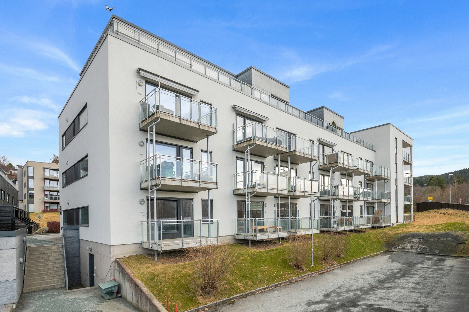 Velkommen til Horgvegen 5 - En svært tiltalende og romslig 2-roms på hele 52 kvm. fra 2015 i Extra-konsept med flott beliggenhet i 2. etasje med gode sol- og utsiktsforhold uten innsyn. DNB Eiendom v/ Sindre H. Mathisen Galleribilde