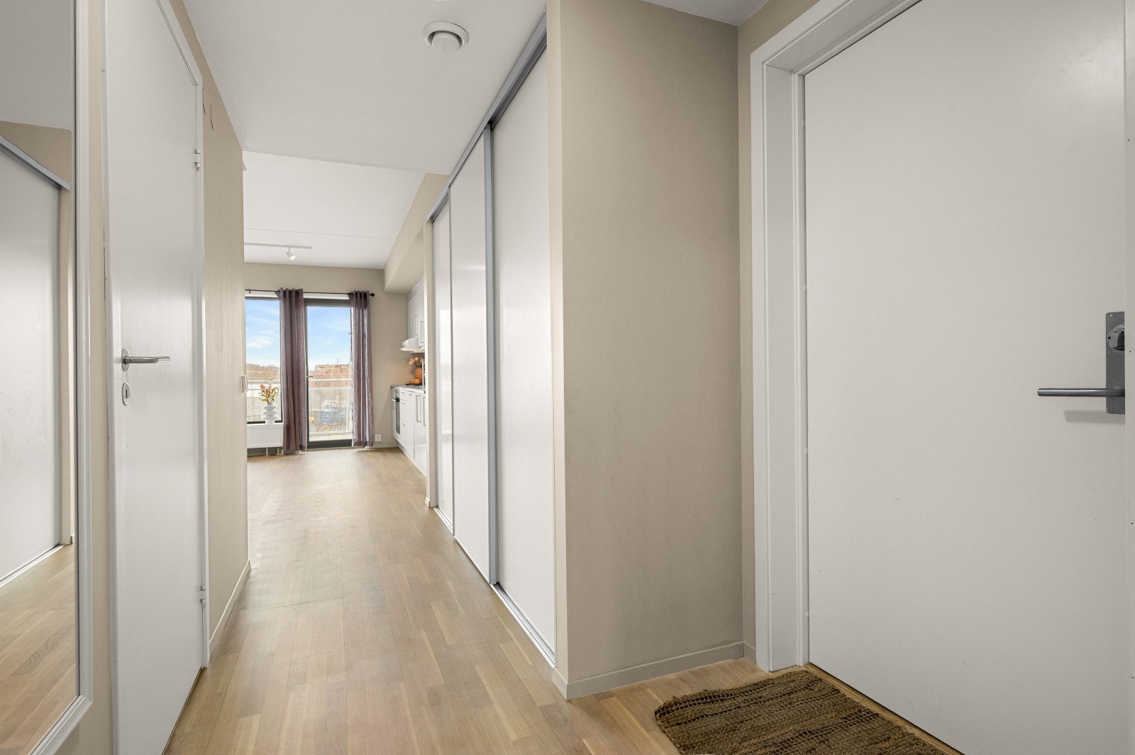 Det er også en yttergang utenfor leiligheten hvor det kan oppbevares evt. barnevogn eller skoskap. Galleribilde