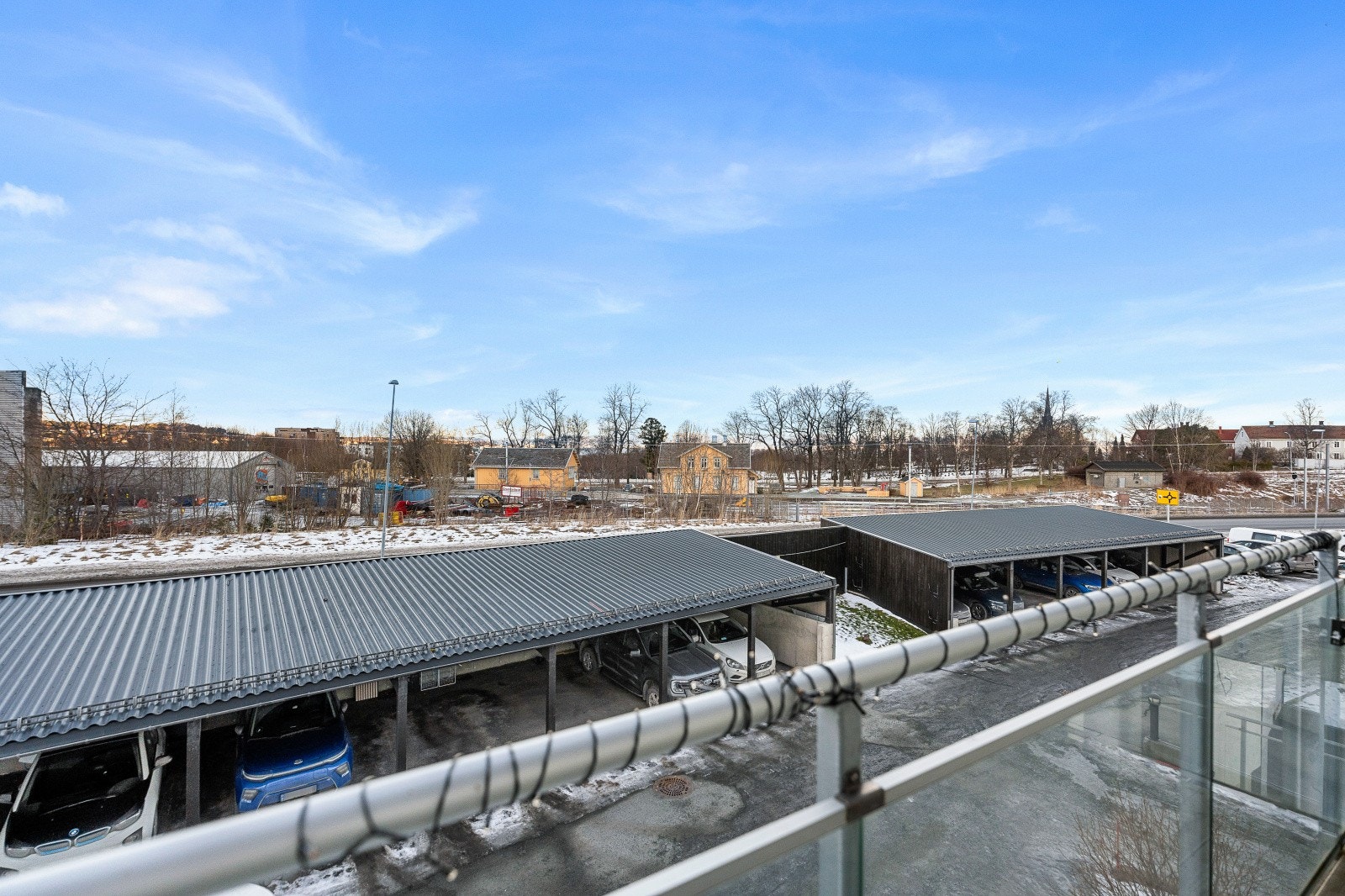 Leiligheten ligger fint til i 2.etasje mot vest. Området har flere dagligvarebutikker (Kiwi, Rema og Prix) innen kort gangavstand og busstopp med hyppige avganger som tar deg til sentrum på kort tid. Galleribilde