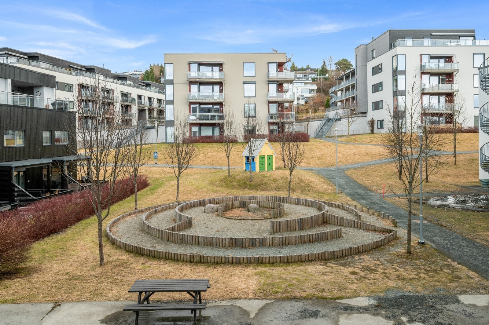 Prosjektet er et såkalt Extra prosjekt som inneholder godt utstyrt treningsrom med badstu og dusj, forsamlingslokale og 2 besøkshybler som disponeres av sameierne i Horgvegen. Galleribilde