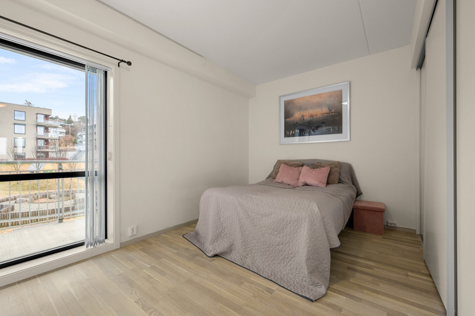 Romslig soverom på hele 14,5 kvm. med svært god lagringsplass i både garderober og skyvedørsgarderobe. Galleribilde