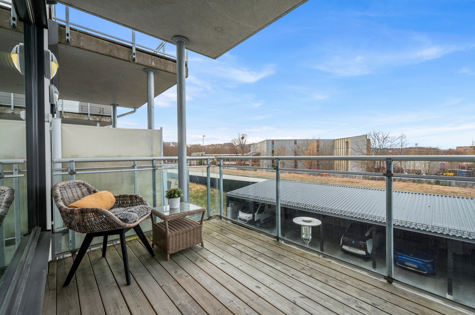 Overbygget balkong med gode sol- og utsiktsforhold. Det er parkering i oppvarmet P-kjeller med tilliggende bod og gjesteparkeringsplass på tomten. På andre siden av veien kommer prosjektet Ranheim Vestre som bringer nytt liv til det gamle fabrikkområdet Galleribilde