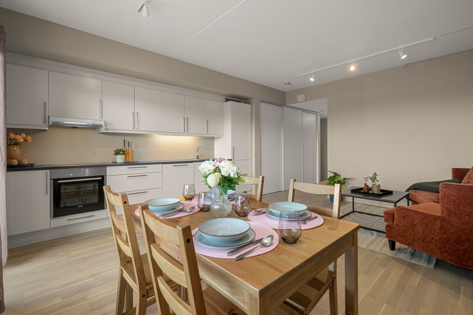 Oppholdsrommene er hele 30 kvm. og har god plass for egen spisestue. Leiligheten har balansert ventilasjon og fjernvarme noe som gir et godt innemiljø og høy komfort. Galleribilde