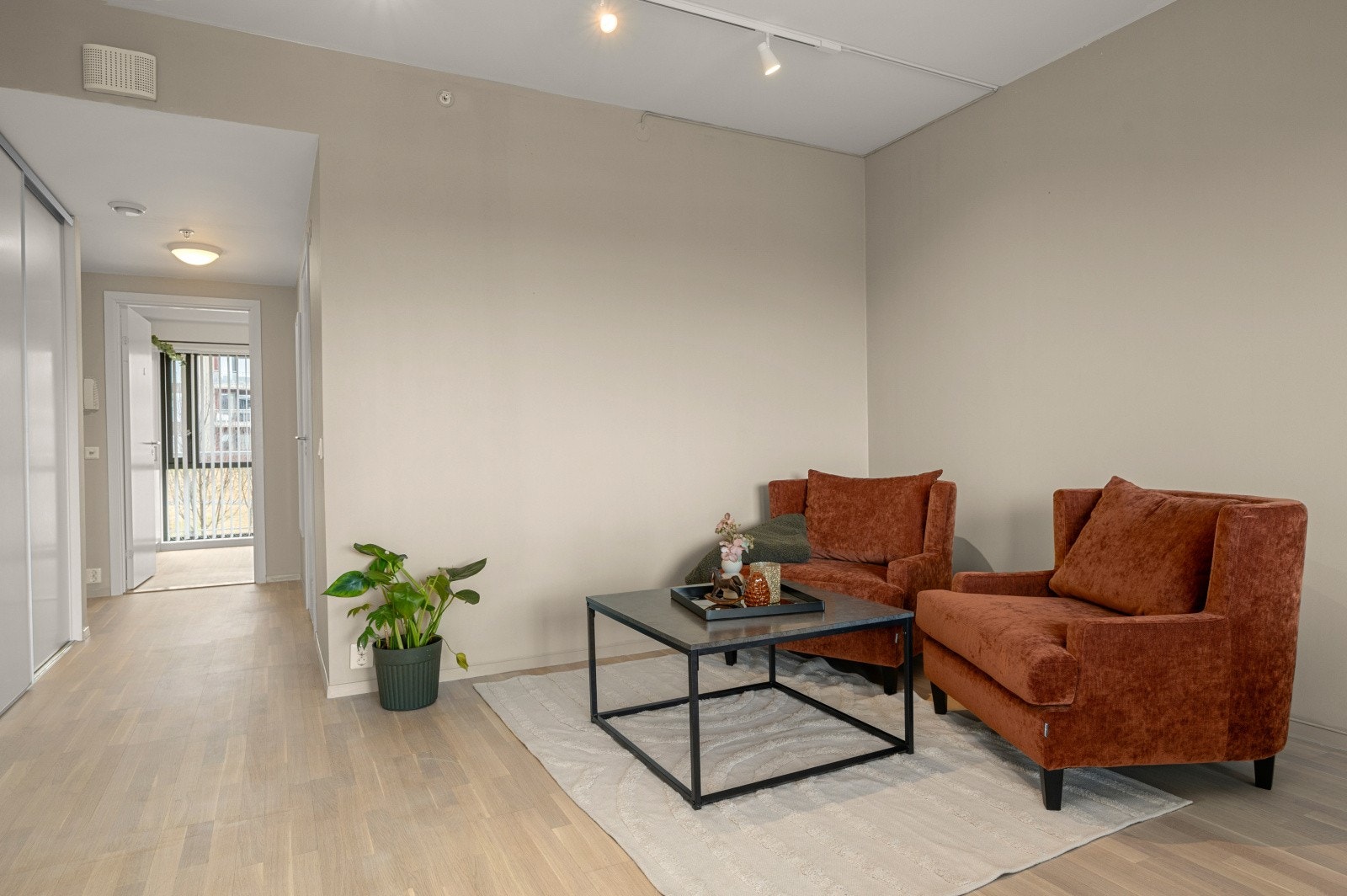 Leiligheten har et stilrent, men hjemmekoslig uttrykk som kombinert med moderne standard gir en veldig trivelig leilighet. Galleribilde