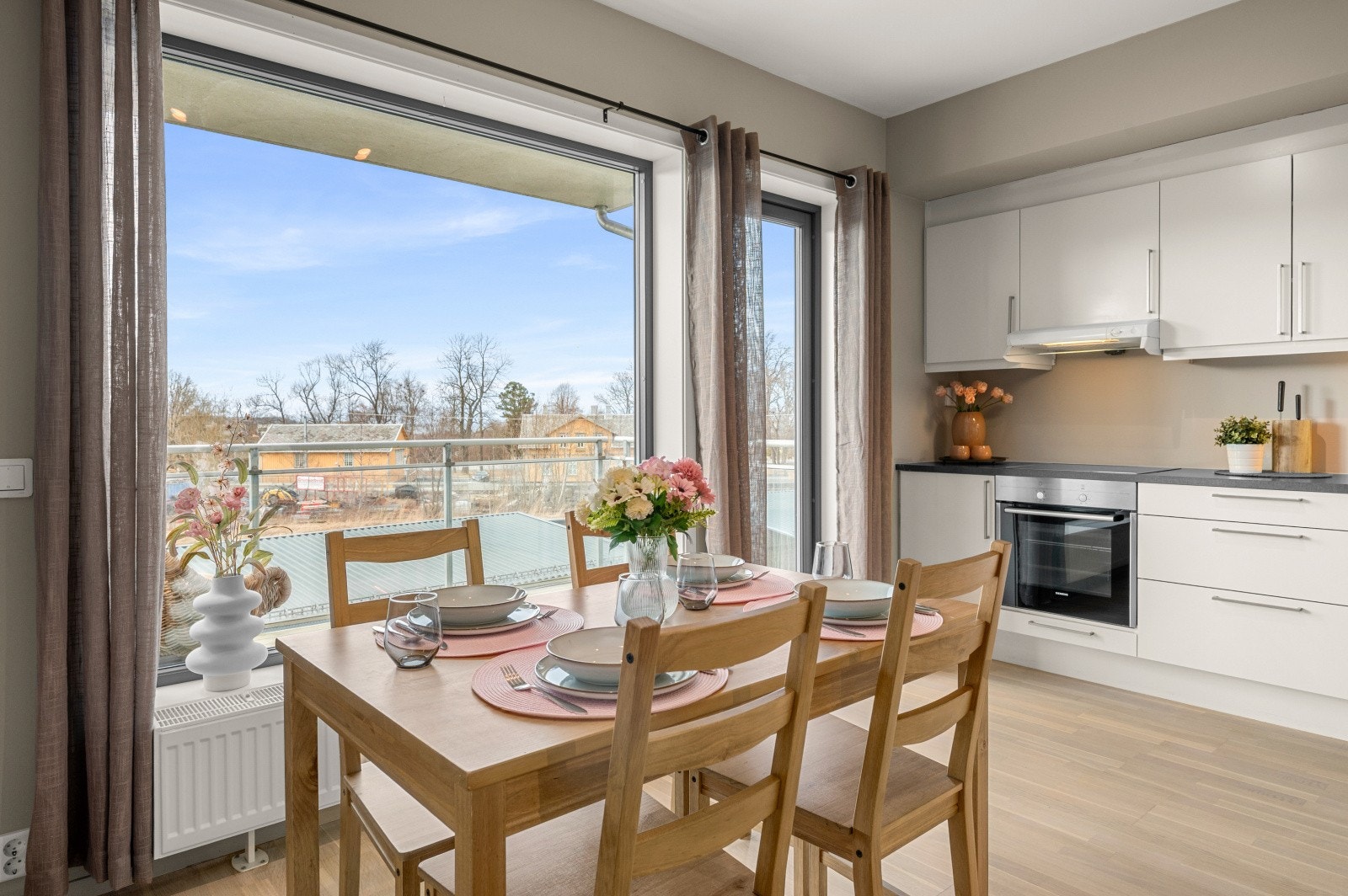 Leiligheten har god og innflyttingsklar standard med moderne fargevalg, 3-stavs eikeparkett på gulv og HTH-kjøkken med mye lagringsplass. Galleribilde