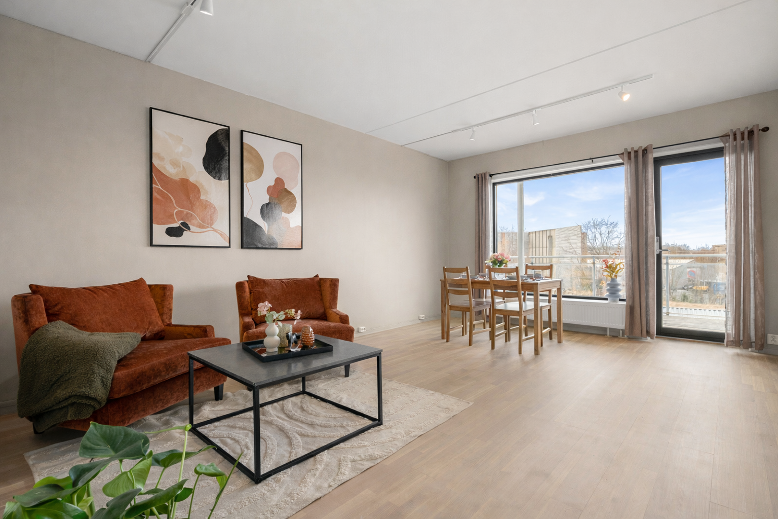 Leiligheten har innvendig areal (BRA-i ) på hele 52 kvm. noe som gir god plass til forskjellige møbleringsmuligheter og godt med lagringsplass. Det er utgang til vestvendt balkong med ypperlige solforhold. Galleribilde