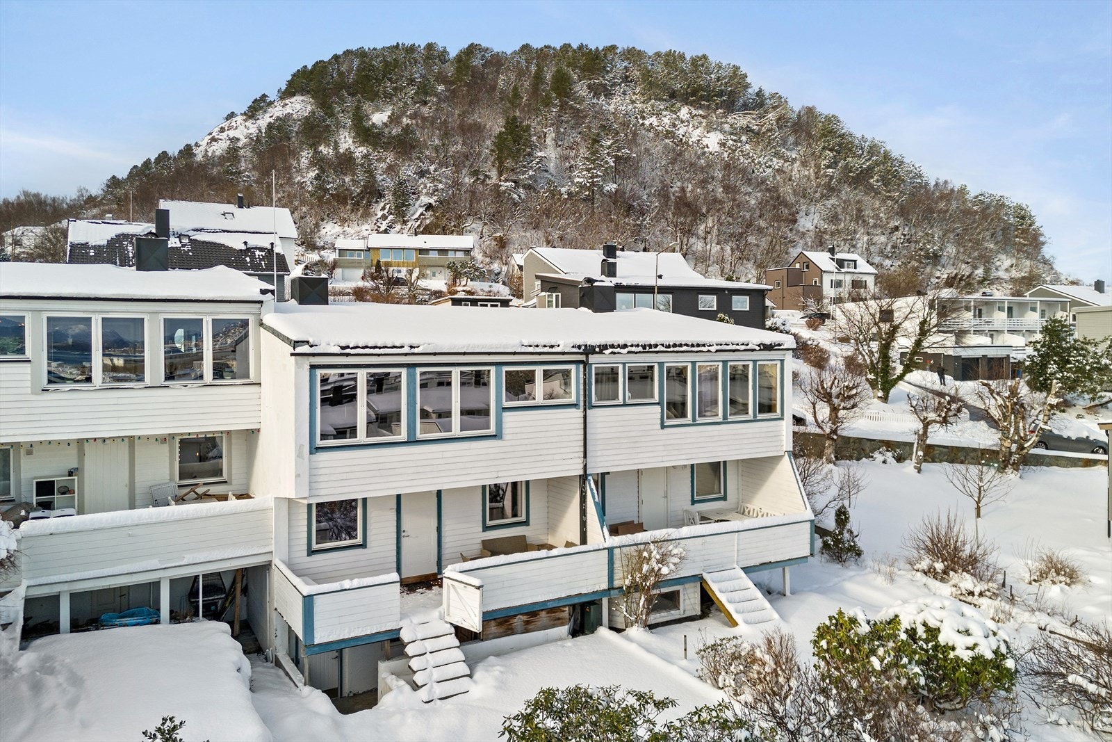 På verandaen er det god plass til sittegruppe og grillen, mens det i hagen er plass til trampoline eller fotballmål for de minste. Galleribilde