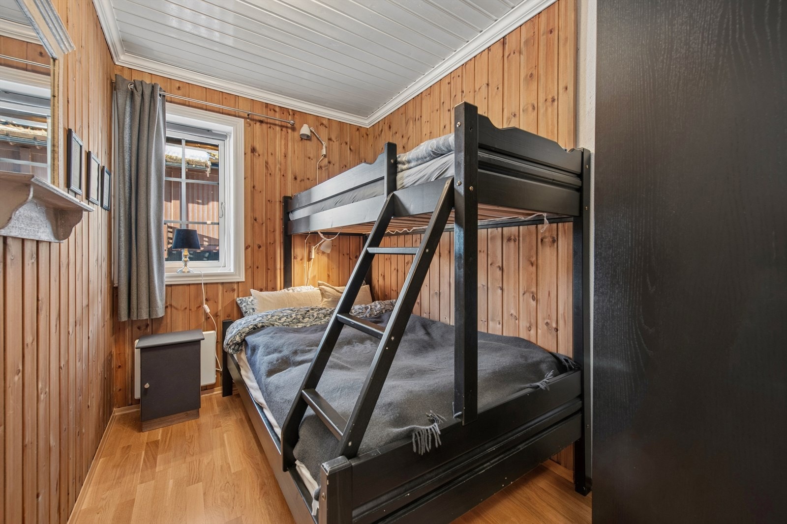 Soverommene har begge plass til dobbeltseng/køyeseng og tilhørende møbler. Perfekt for plass til flere gjester. Galleribilde