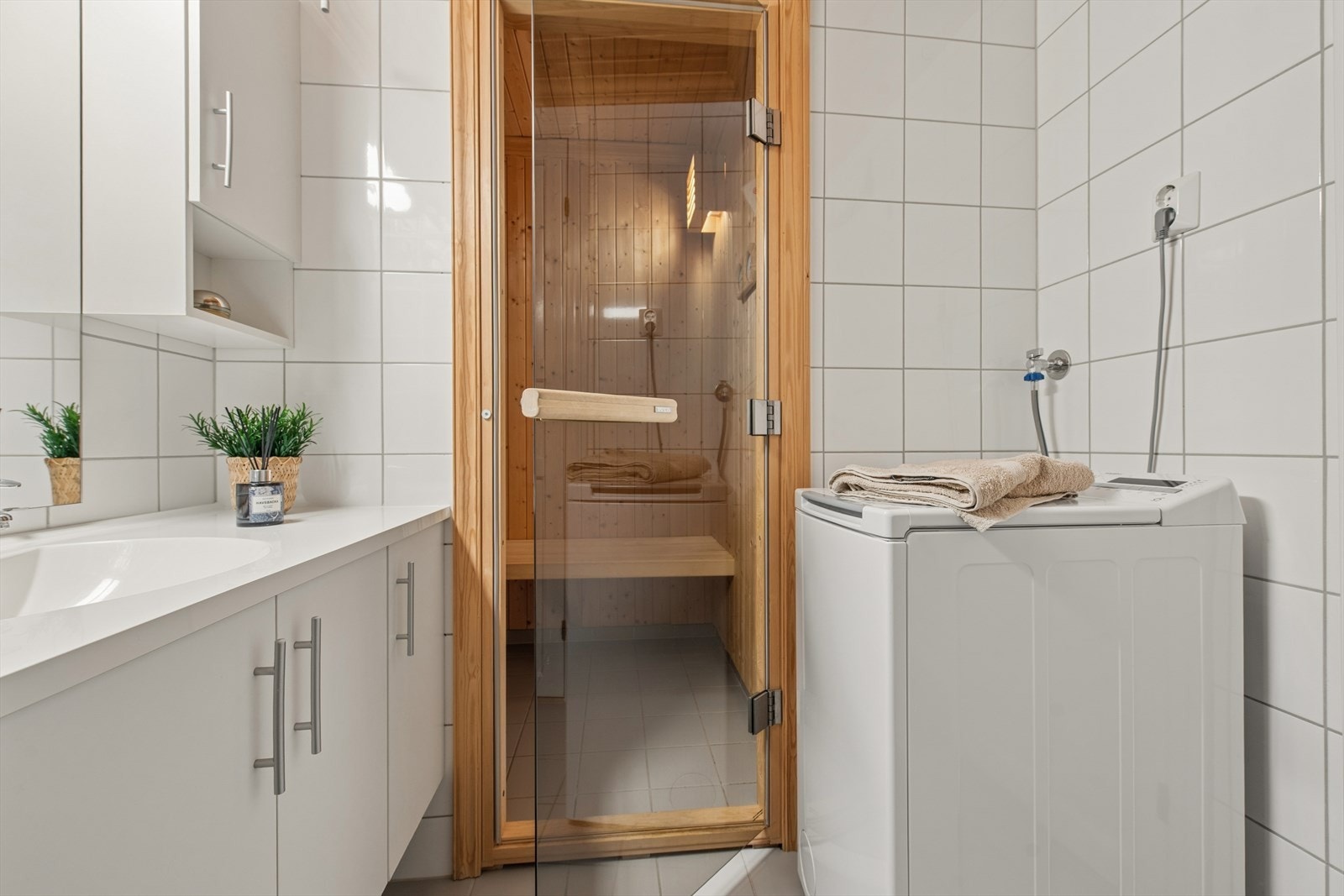 Badet er utstyrt med opplegg for vaskemaskin og har direkte inngang til egen badstue. Galleribilde