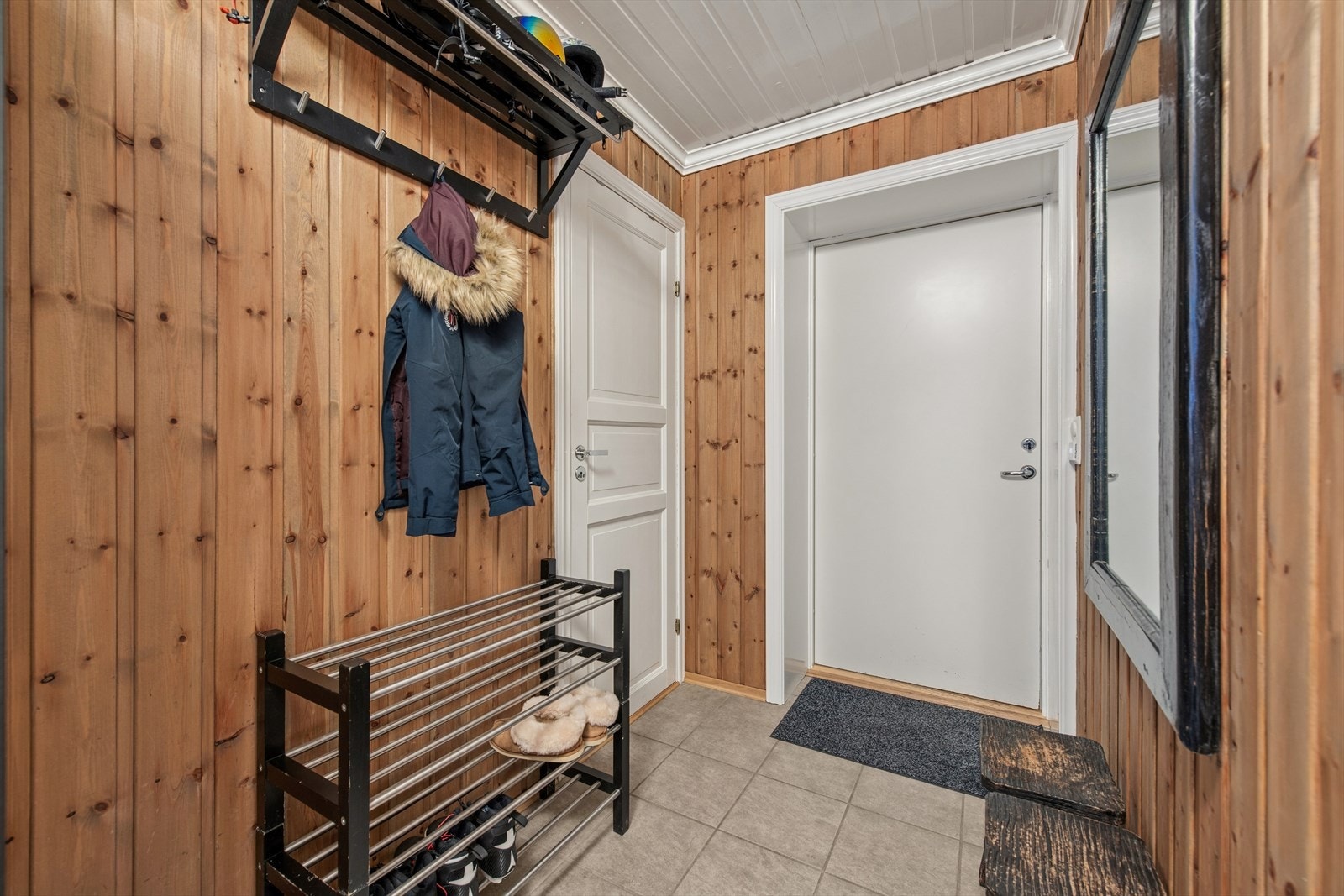 Entréen har god plass til å henge fra seg yttertøy og sko, samt tilgang til innvendig bod. Galleribilde