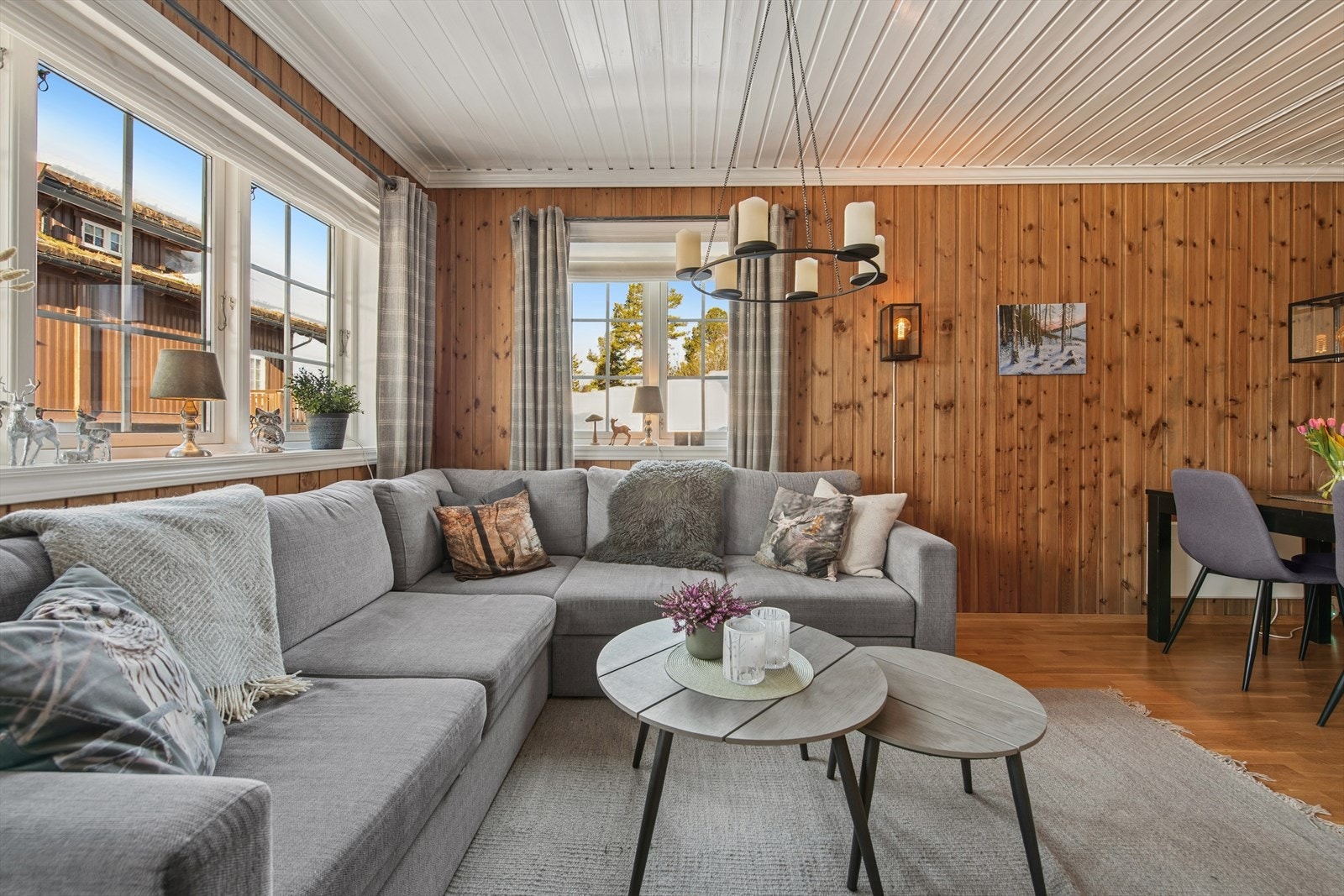 Det er god plass til en stor sofagruppe og tilhørende møbler. Galleribilde