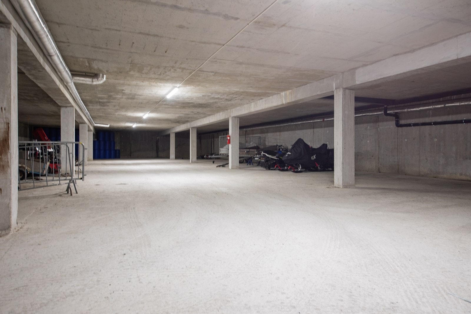Leiligheten har egen bod og parkeringsplass i garasjeanlegg. Garasjen har 2 el-bil ladere til felles bruk. Galleribilde