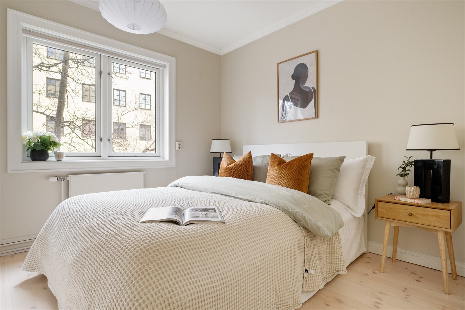 Leiligheten har to gode soverom som ligger i hver sin ende. Begge rommene har god plass til dobbeltseng, garderobeskap og nattbord. Galleribilde