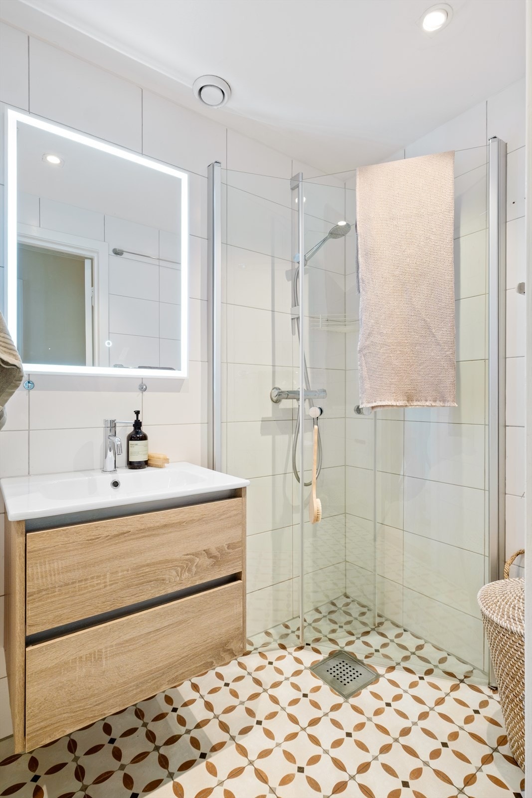 Badet er innredet med en nedfelt servant, overhengende speil med lys. Galleribilde