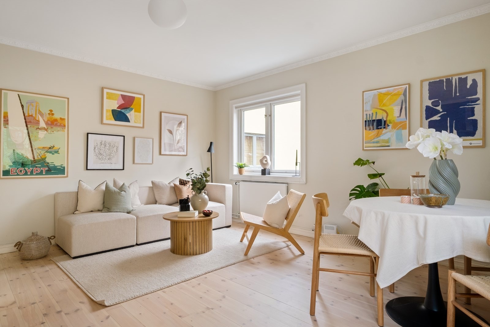 Videre inneholder leiligheten entré, stue med åpen kjøkkenløsning, 2 soverom, et lekkert bad samt innvendig bod.
Leiligheten ligger i 2. etasje mot gårdsrom med lite innsyn. Galleribilde