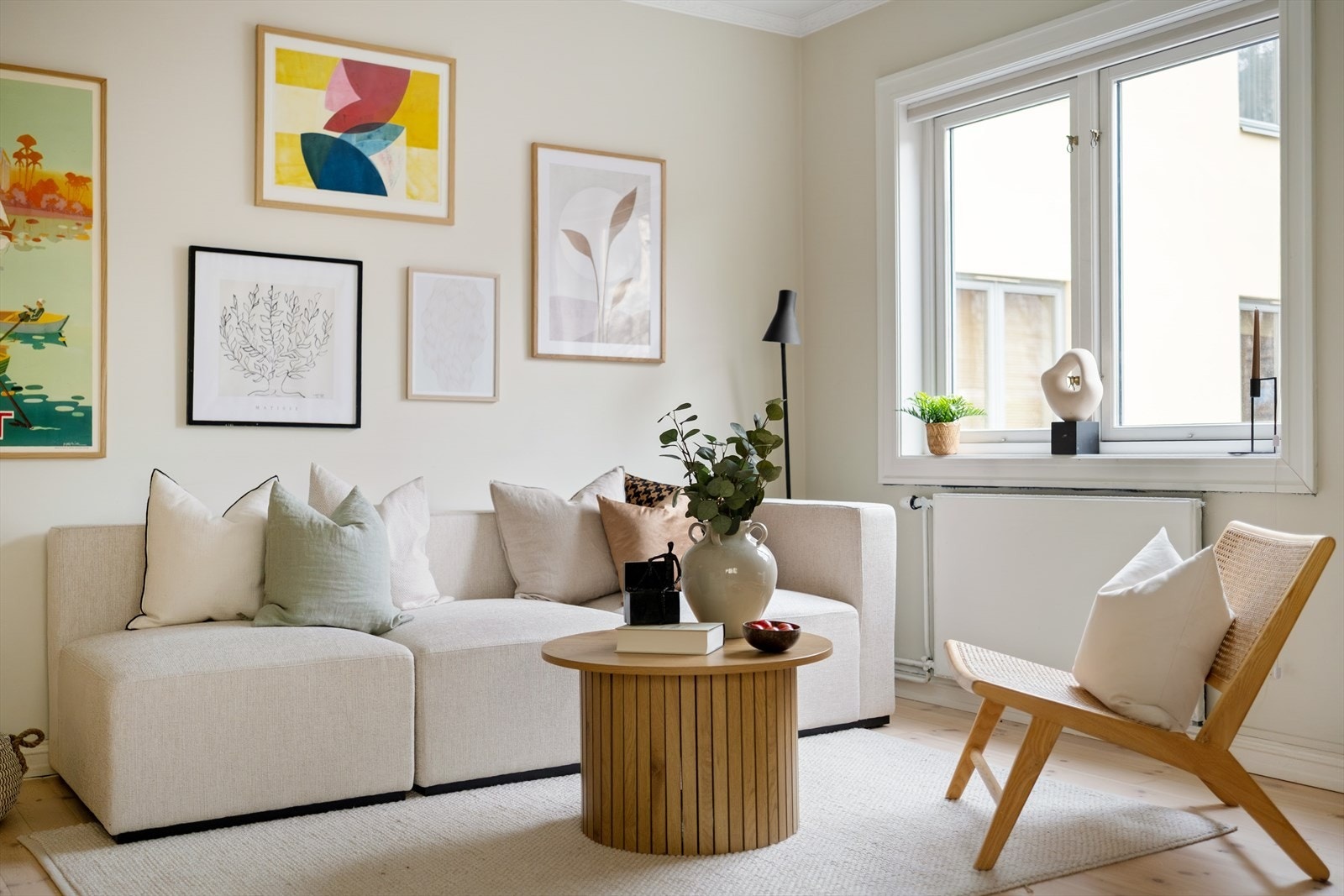 I stuen er det god plass til større sofagruppe uten at det demper den gode romfølelsen. Galleribilde
