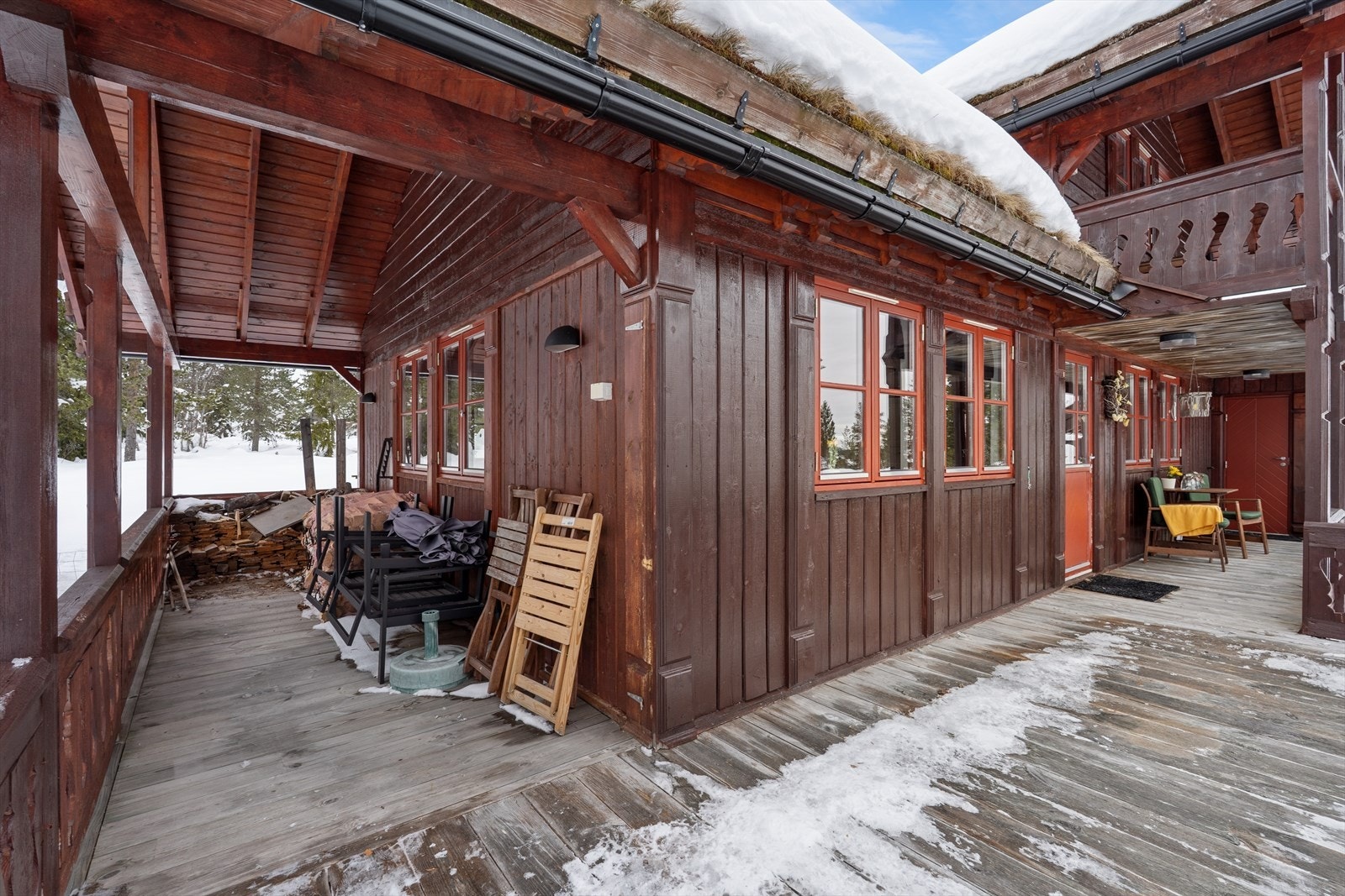 Store, overbygde uteområder gir ly for vær og vind. Galleribilde